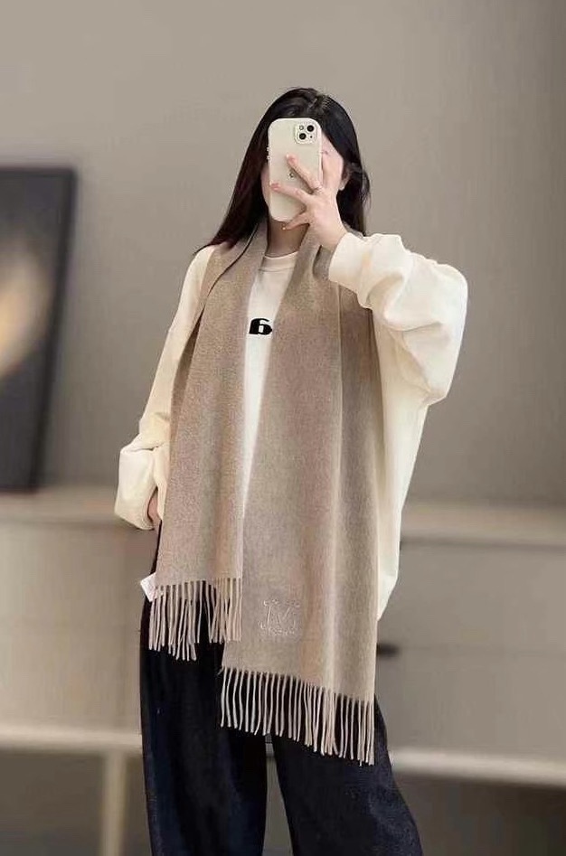 NO:714731,MAXMARA【The little heart is absolutely bursting, it is destined to be popular, the invincible fragrance is a must-buy】I just love it!  An old friend will receive it!  !  I am so proud to be able to bring this to everyone in a timely manner. MaxMara, the best, deserves to be the most popular autumn and winter series. It is a high-end product of alpaca wool for customers. It has perfect appearance and will undoubtedly be included in the list of must-have high-end heavy scarves this year. I love it so much. I love it so much. I suppress my excitement and introduce her to her. It really makes my heart beat.  I really can't hold back the joy. The upper body effect is even more beautiful at the level of a lady, showing women's high-end and high-end to the extreme!  !  !  MaxMara's design really makes me admire it!  Such a heartfelt recommendation is very confident about the quality. As long as the economy allows, we can accept any size 35*190cm. High version scarf, high version scarf19860909MAXMARA【 小心脏绝对爆发注定要火啊无敌真香必入款】直跺脚地喜欢！老友必收！！简直太骄傲,能给大家及时上这款,最牛的MaxMara当之无愧最主打的秋冬系列~客供羊驼绒的高端产物,完美品相毋庸置疑可以入选今年必入高端重磅围巾榜单TO太爱太爱太爱了~我压住激动的心情好好介绍她~真的让人怦然心动 真的按捺不住的欣喜上身效果更是贵妇级别的美,将女性的高级,高端简直展现到极致！！！MaxMara这个设计真的是令我佩服的五体投地！如此掏心掏肺的推荐,对品质是非常有底气的,只要经济允许,任意收size35*190cm.高版本围巾,高版本围巾,scarf