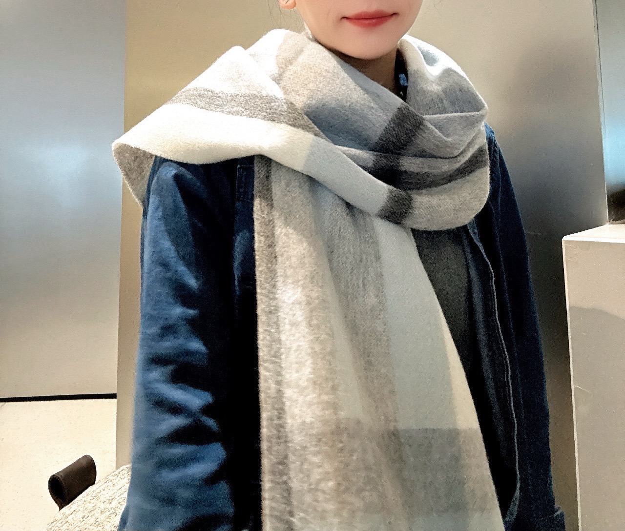 NO:714737,Burberry [Men's and women's scarf] is a rare high-end men's style!  Family benefits!  Burberry's very authentic men's scarf ~ I love the fabric, it is very soft, delicate and comfortable, with slight water ripples!  The atmosphere is simple and the color is super good-looking. It is a style that any boy will like. The small logo is very exquisite and the texture is not ostentatious. The bulk goods have been shipped a few months ago. The last order is a little bit for everyone. The size is 30*180 (the total length including the tassel is 180cm). It is suitable for formal wear or casual wear. It can be folded in half or hung in a circle. It is a gentleman's style and has a warm demeanor!  high version scarf,high version scarf,burberry19860909巴宝莉【男女围巾】怒赞自留,难得的高端男款！家属福利！巴宝莉非常正的男士围巾~面料大爱,非常柔软细腻舒服,轻度水波纹！大气简约,超级好看的男神配色,任何男生都会喜欢的款吧,小小Logo非常精致的点缀,有质感不张扬~大货几个月前已装船发走~尾单余一丢丢福利大家~规格30*180（含穗子总长180cm）,搭配正装或者搭配休闲装都很合适~对折挂围或者绕圈围都完全可以,绅士有型~有温度的风度！高版本围巾,高版本围巾,burberry,scarf