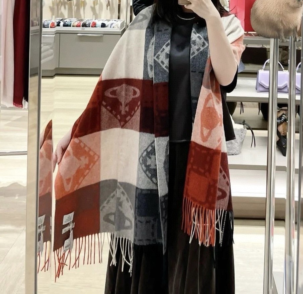 NO:714745,Classic large saturn scarf vivienne westwood saturn british fashion designer, the mother of punk fashion!  Fashionable style, strong quality, super beautiful design!  Simple and elegant, with exquisite embroidered logo, you don’t have to worry about it not looking good, because it has classic elements and a modern new design!  The perfect choice for gifts, fully showing your personality. The quality of the jewelry is very high. It gives people the aura of a famous brand and is also very exquisite. It can elevate the whole person to several levels. It is definitely worth buying. Size 50*180. High version scarf, high version scarf19860909经典大土星围巾 vivienne westwood西太后土星 英国时装设计师,时装的朋克之母！时尚潮流风格,品质强大,超美的设计！简约大气刺绣Logo精致这个款不用担心不好看,因为经典的元素洋气的新设计！赠礼的完美之选,充分展现个性风范.品质非常整个首饰给人大牌气场的同时又非常精致,让整个人的层次提升好几个level绝对值得入手 尺寸50*180.高版本围巾,高版本围巾,scarf