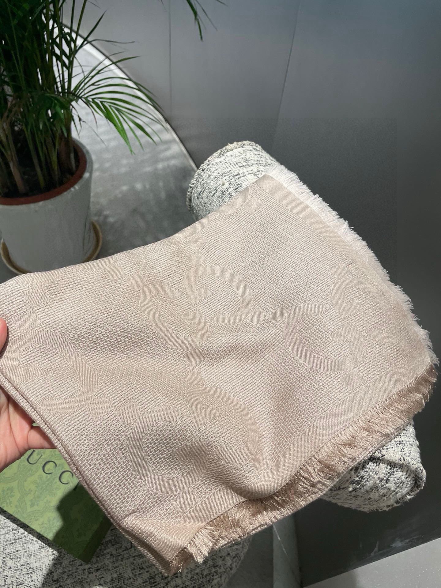 PGucci 商品细节品牌标志性元素不断推出妙趣横生的设计，以现代手法令经典单品呈现出时光沉淀的优雅美感