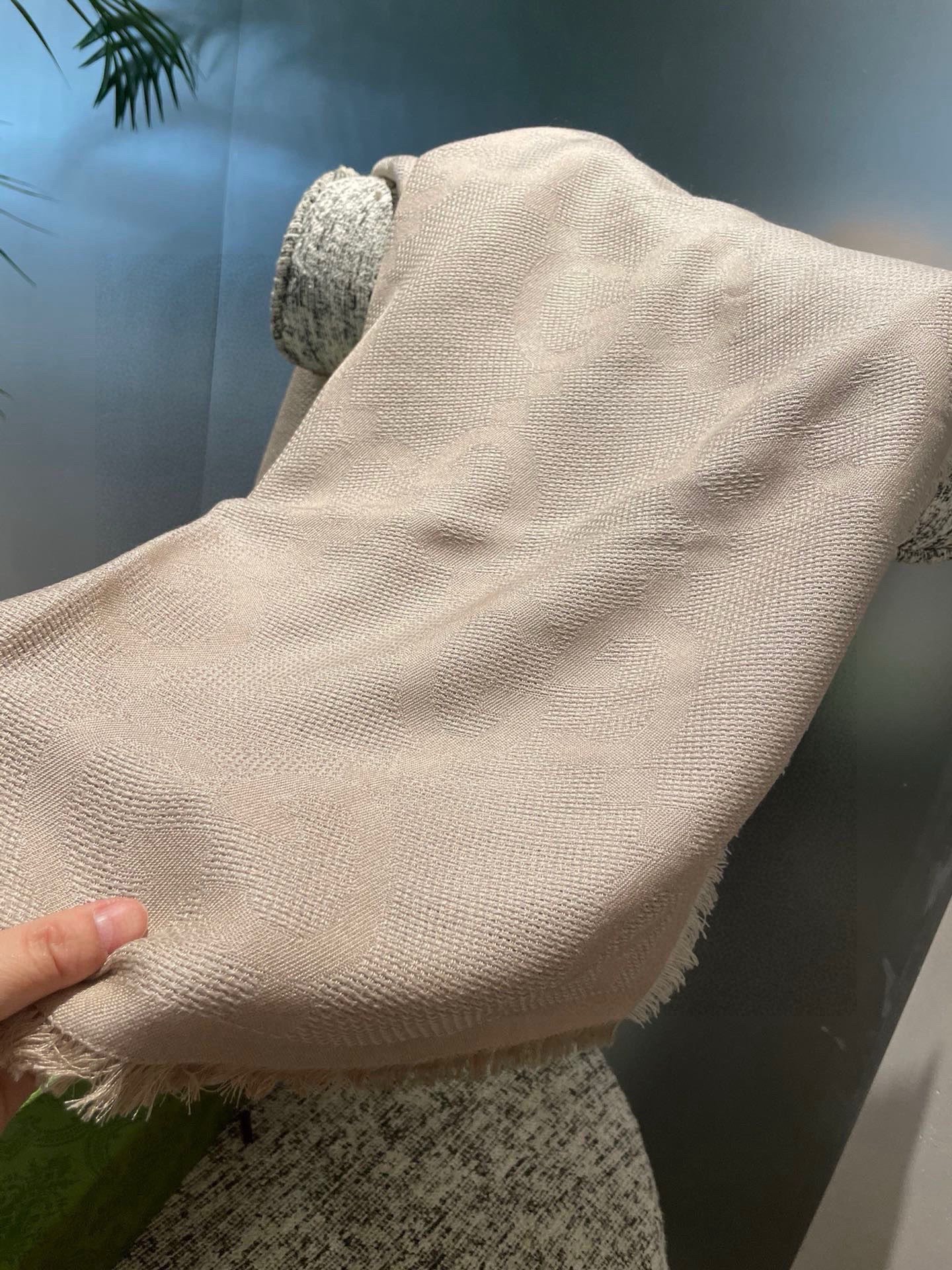 PGucci 商品细节品牌标志性元素不断推出妙趣横生的设计，以现代手法令经典单品呈现出时光沉淀的优雅美感