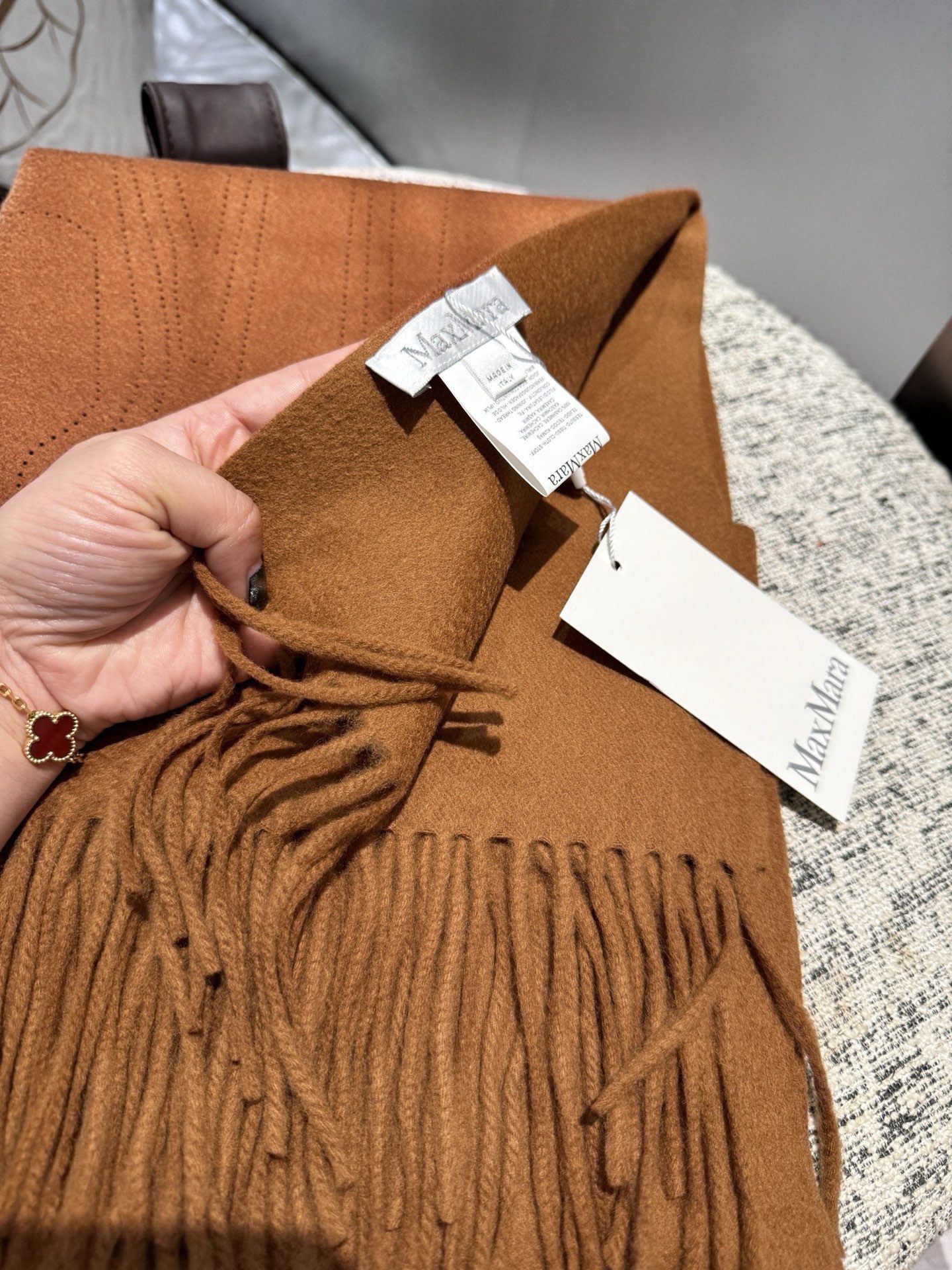 P极简围巾，Max最新版本一眼高级的羊绒羊毛混纺围巾🧣这个款式为什么不做纯绒版本，因为需要打孔的造型，纯