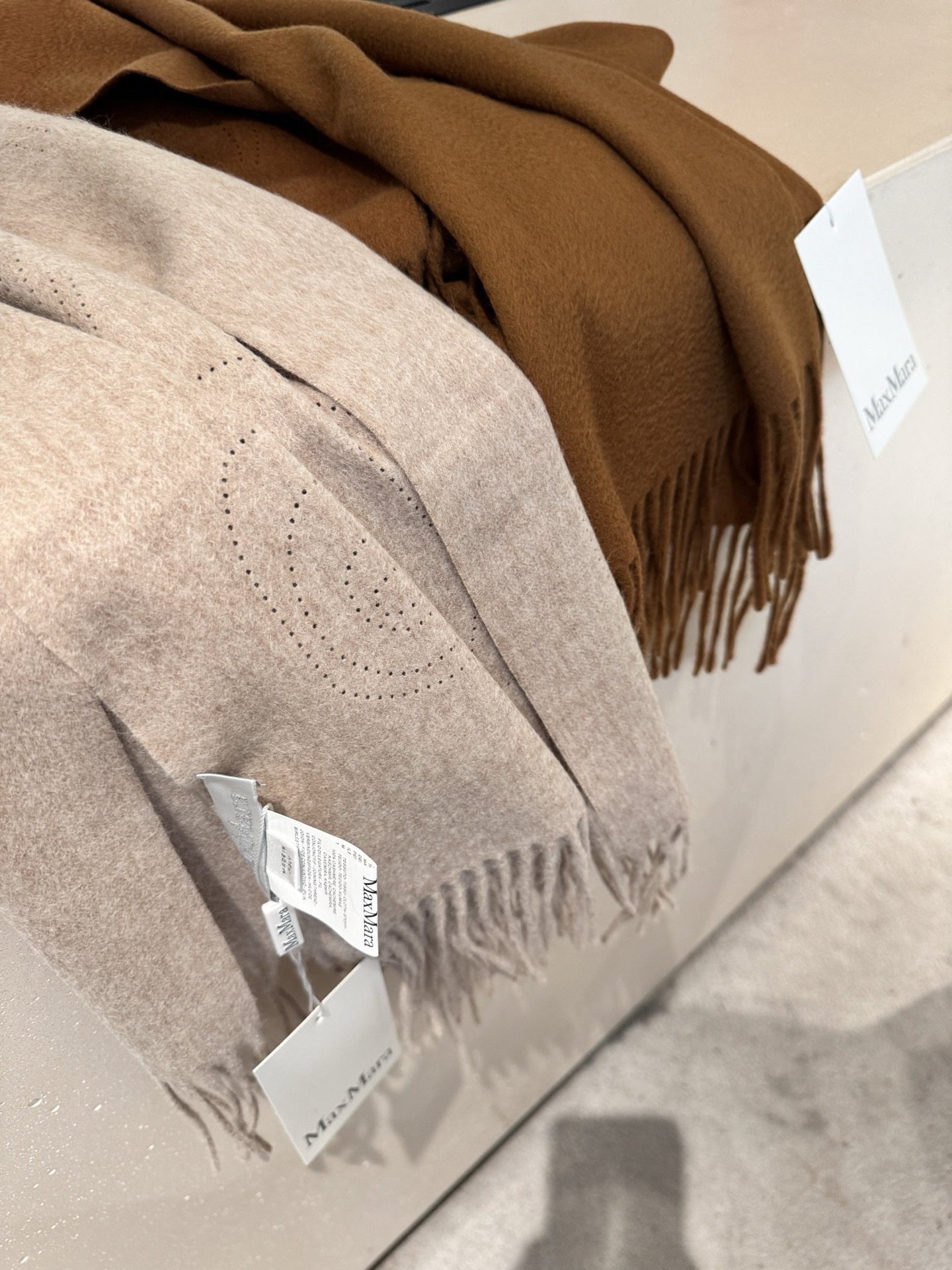 P极简围巾，Max最新版本一眼高级的羊绒羊毛混纺围巾🧣这个款式为什么不做纯绒版本，因为需要打孔的造型，纯