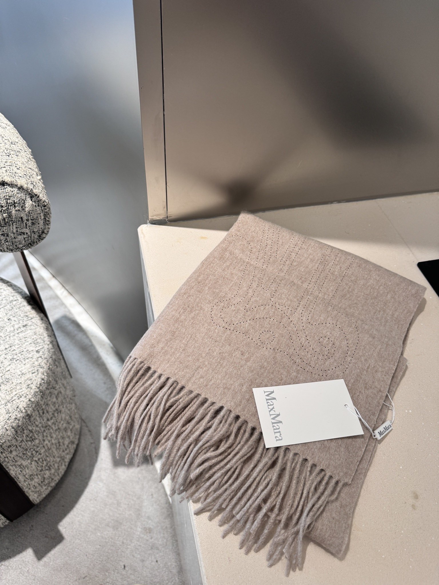 P极简围巾，Max最新版本一眼高级的羊绒羊毛混纺围巾🧣这个款式为什么不做纯绒版本，因为需要打孔的造型，纯