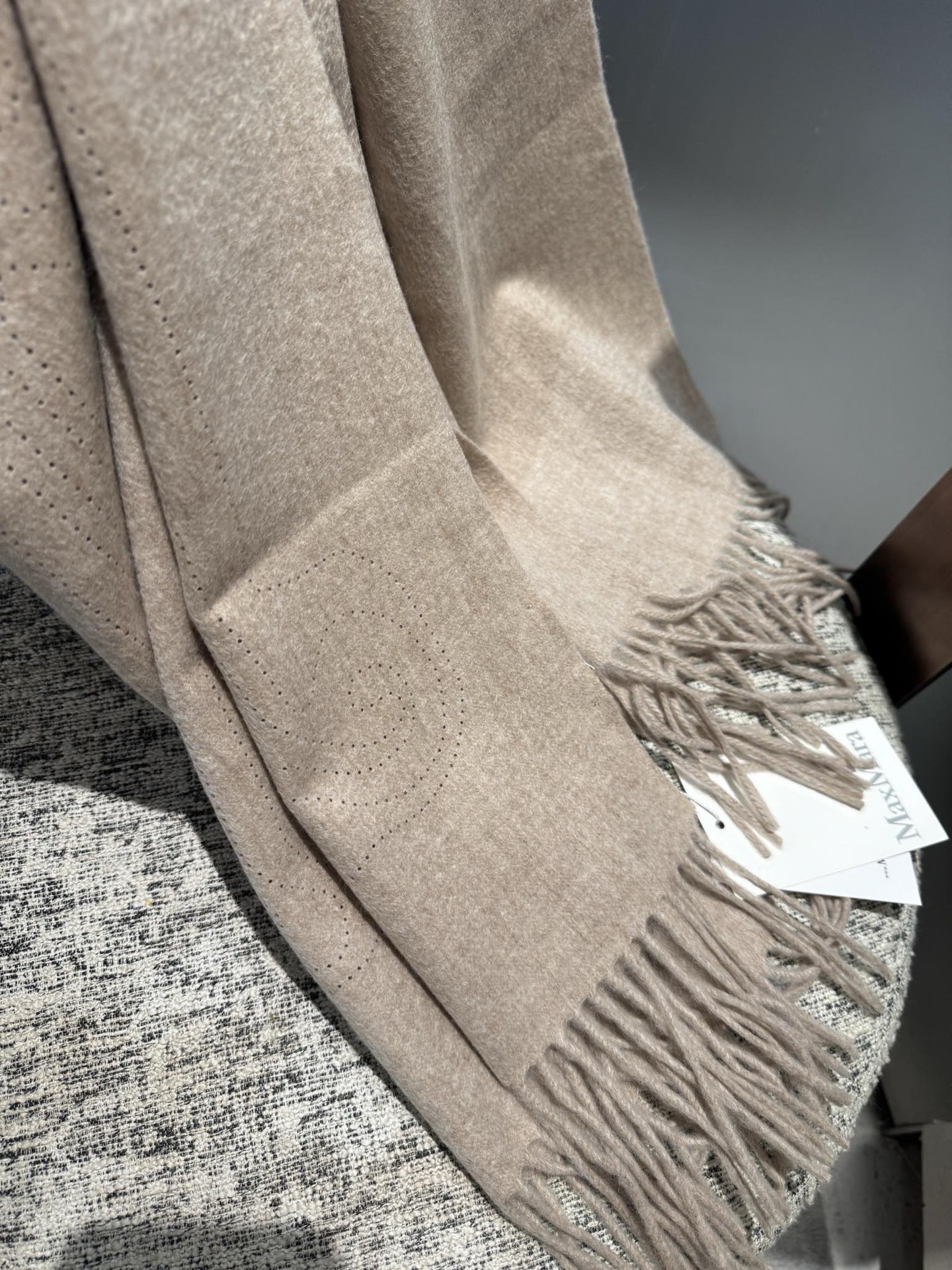 P极简围巾，Max最新版本一眼高级的羊绒羊毛混纺围巾🧣这个款式为什么不做纯绒版本，因为需要打孔的造型，纯