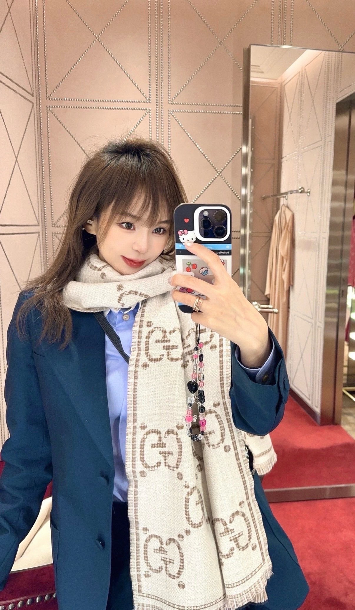 P高版本最新色出货啦🥰🥰G家风格字母面料：羊毛，尺寸：47*180羊毛真丝围巾，装饰超大造型设计GG图案