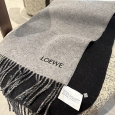 年最新款Loeve双面围巾,中克重双面羊毛和羊绒混纺围巾。 全覆盖提花 Anagram 流苏边缘 角落饰有 LOEWE 年最新款Loeve双面围巾,中克重双面羊毛和羊绒混纺围巾。 全覆盖提花 Anagram 流苏边缘 角落饰有 LOEWE