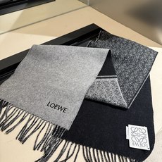 年最新款Loeve双面围巾,中克重双面羊毛和羊绒混纺围巾。 全覆盖提花 Anagram 流苏边缘 角落饰有 LOEWE 年最新款Loeve双面围巾,中克重双面羊毛和羊绒混纺围巾。 全覆盖提花 Anagram 流苏边缘 角落饰有 LOEWE