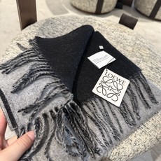 年最新款Loeve双面围巾,中克重双面羊毛和羊绒混纺围巾。 全覆盖提花 Anagram 流苏边缘 角落饰有 LOEWE 年最新款Loeve双面围巾,中克重双面羊毛和羊绒混纺围巾。 全覆盖提花 Anagram 流苏边缘 角落饰有 LOEWE