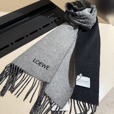 年最新款Loeve双面围巾,中克重双面羊毛和羊绒混纺围巾。 全覆盖提花 Anagram 流苏边缘 角落饰有 LOEWE 年最新款Loeve双面围巾,中克重双面羊毛和羊绒混纺围巾。 全覆盖提花 Anagram 流苏边缘 角落饰有 LOEWE