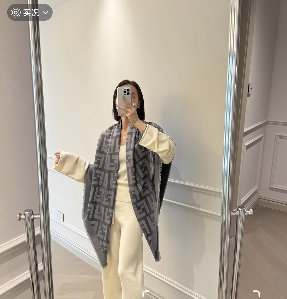 NO:727736,'FF letter jacquard shawl': Double F jacquard square scarf, new product at the counter, exquisitely woven jacquard design, elegant and versatile, not picky. Light texture, moderate thickness, a must-have for travel!  Make the overall look more layered. Get diverse outfits. Highly recommended as a must-have item for all seasons. High version scarf, high version scarf, shawls19860909《FF字母提花披肩》 : 双F提花大方巾,专柜新品·精美编织设计提花,大气百搭不挑人.质地轻盈,薄厚适中 出游必备呀！让整体造型更具有层次感 Get多样化穿搭 强烈推荐 四季必备单品哦. 高版本围巾,高版本围巾,shawls,scarf