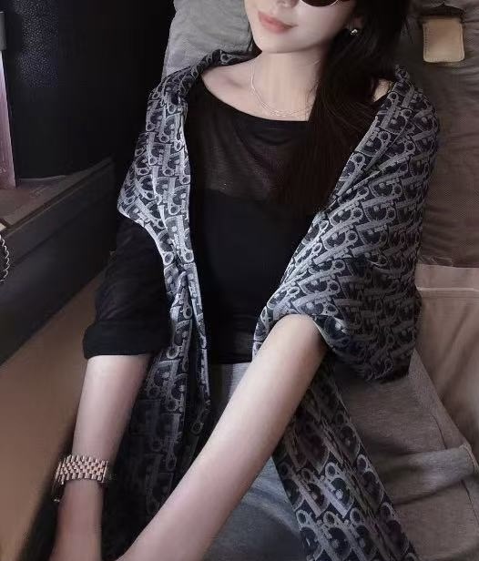 NO:727747,The high version of the Dior shawl's classic square scarf letters are paired with the gorgeous texture of silk and wool blends, and are suitable for matching with ready-to-wear and accessories series items. Size 70 x 200cm Dior letter jacquard texture full width floral. 2 colors in stock. High version scarf, high version scarf, dior, shawls19860909高版本Dior披肩经典方巾字母搭配丝毛混纺的华美质感,与成衣和配饰系列单品搭配相宜. 尺寸70 x 200cm Dior字母提花织纹 全幅 花卉. 2色现货.高版本围巾,高版本围巾,dior,shawls,scarf