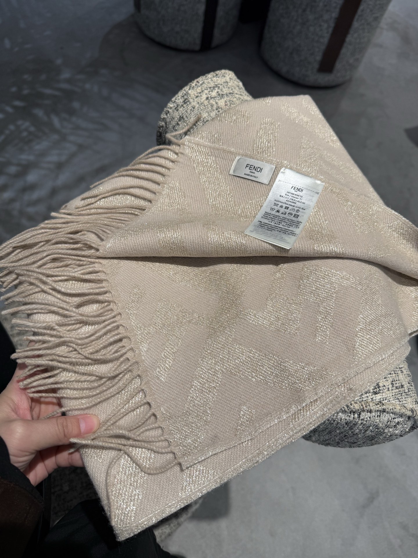 P F家银丝最新款气质干净🧣喜欢别错过[爱心]口碑极佳 喜欢的集美赶紧私聊我哦[玫瑰]