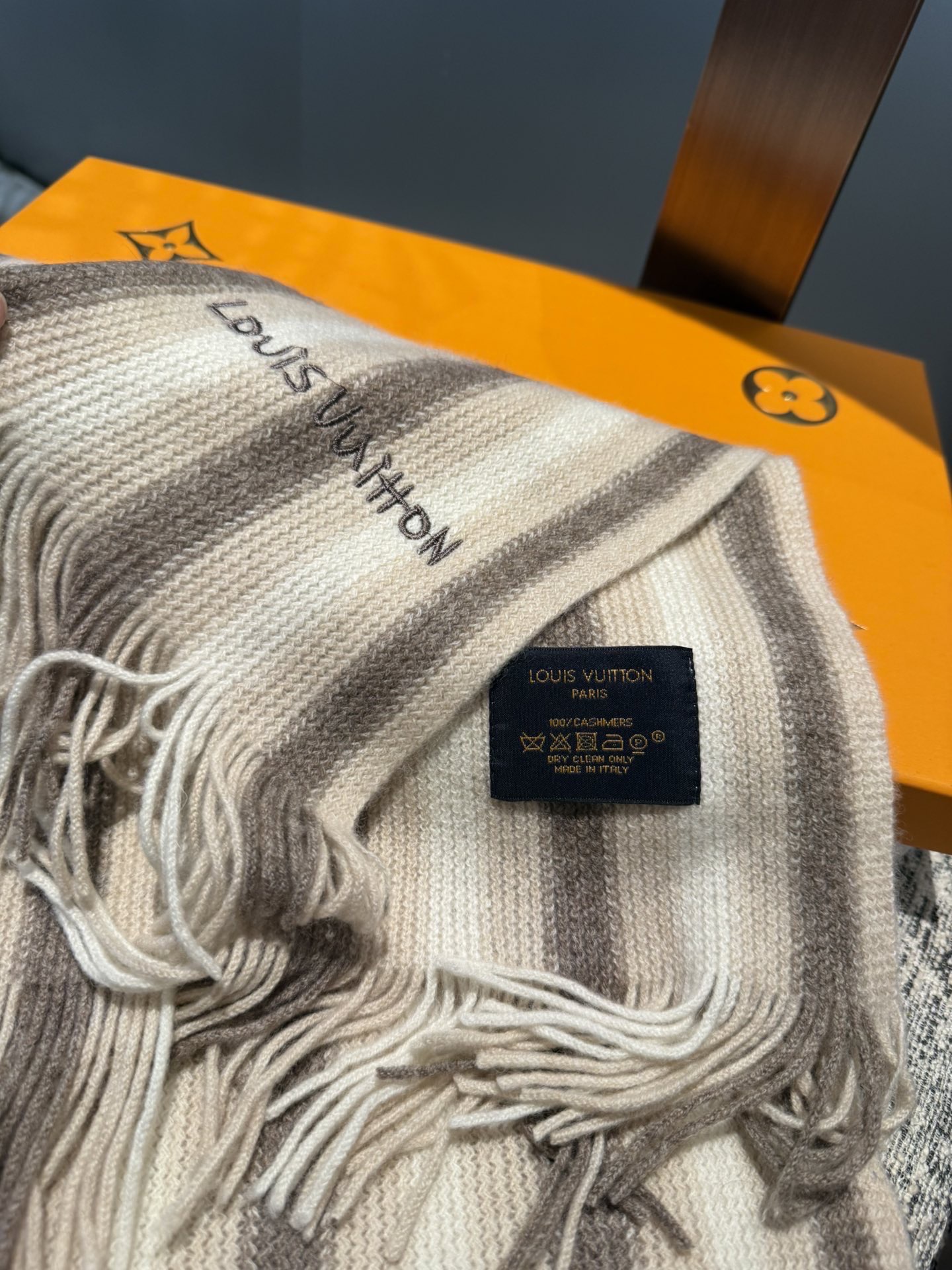 PL V同步专柜，高端羊绒针织围巾！】可正式，可随意，非常Classical的男款设计。这款织法比较难，