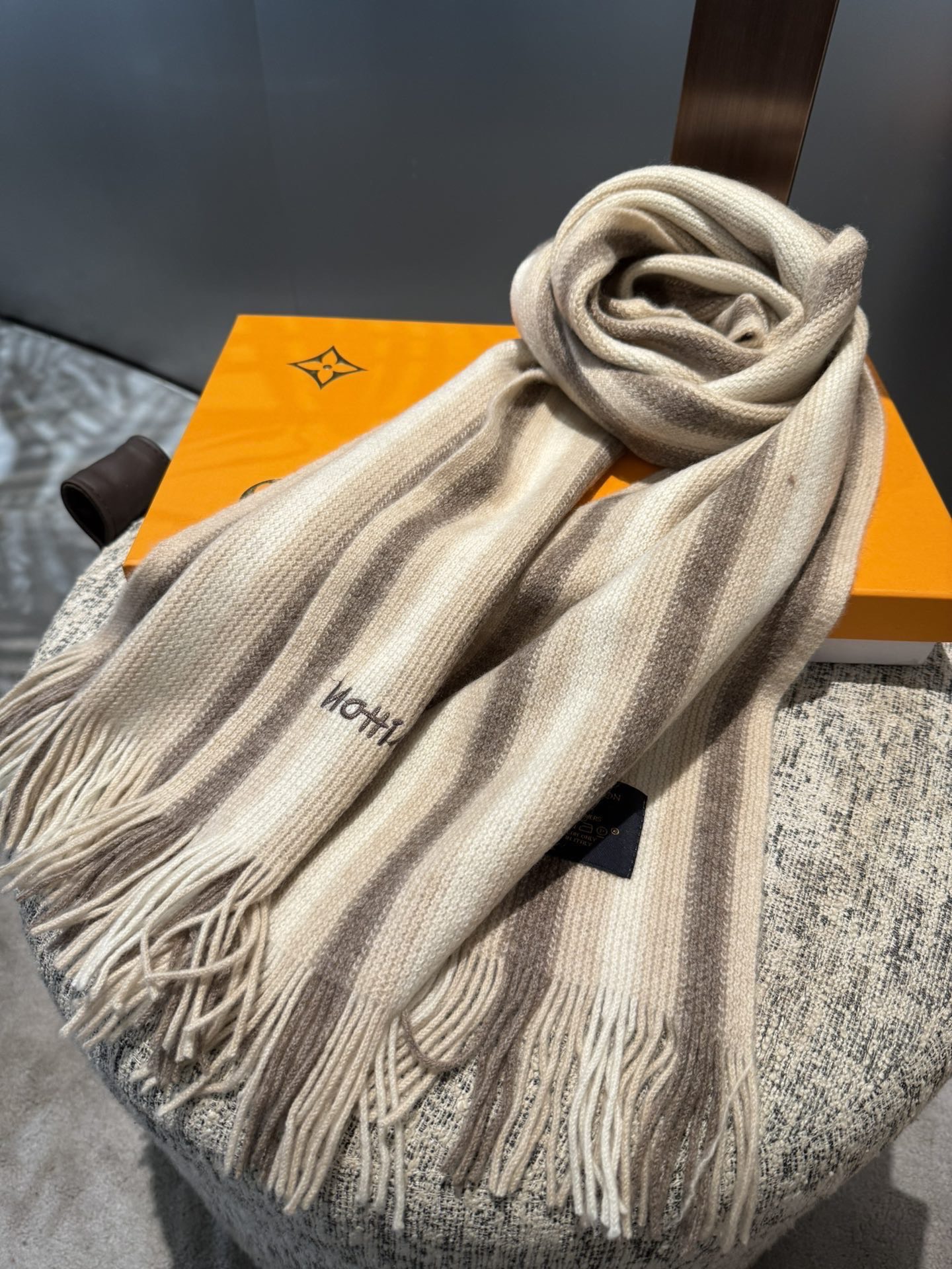 PL V同步专柜，高端羊绒针织围巾！】可正式，可随意，非常Classical的男款设计。这款织法比较难，