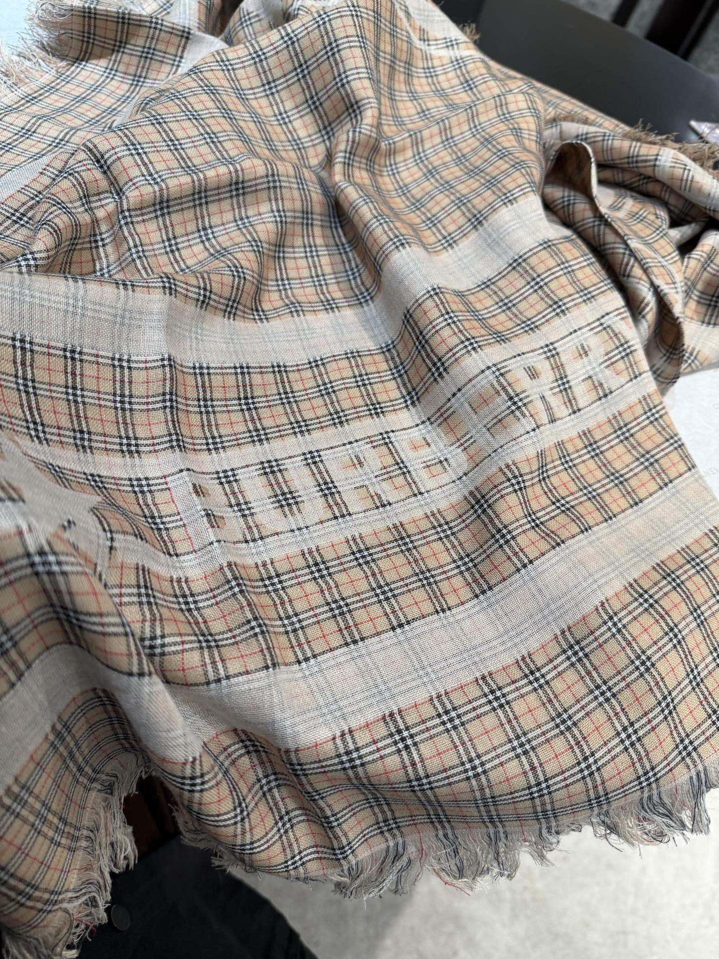 P Burberry 25年秋冬 英国专柜款～～久违了的巴宝莉提花方巾～～～130*130小巧，轻便～～