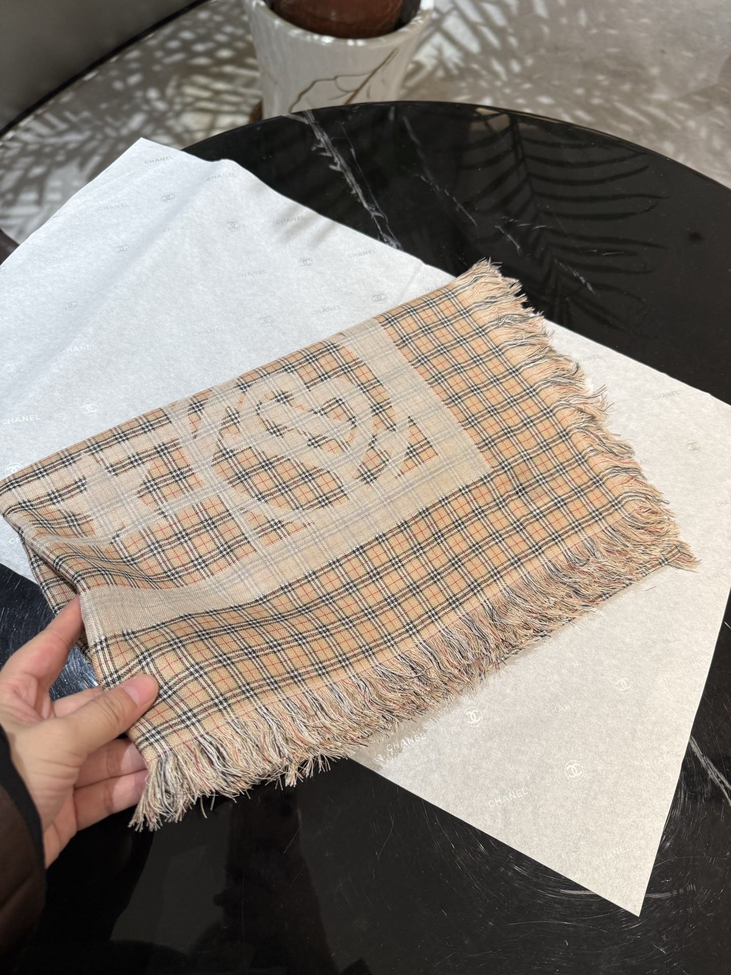 P Burberry 25年秋冬 英国专柜款～～久违了的巴宝莉提花方巾～～～130*130小巧，轻便～～