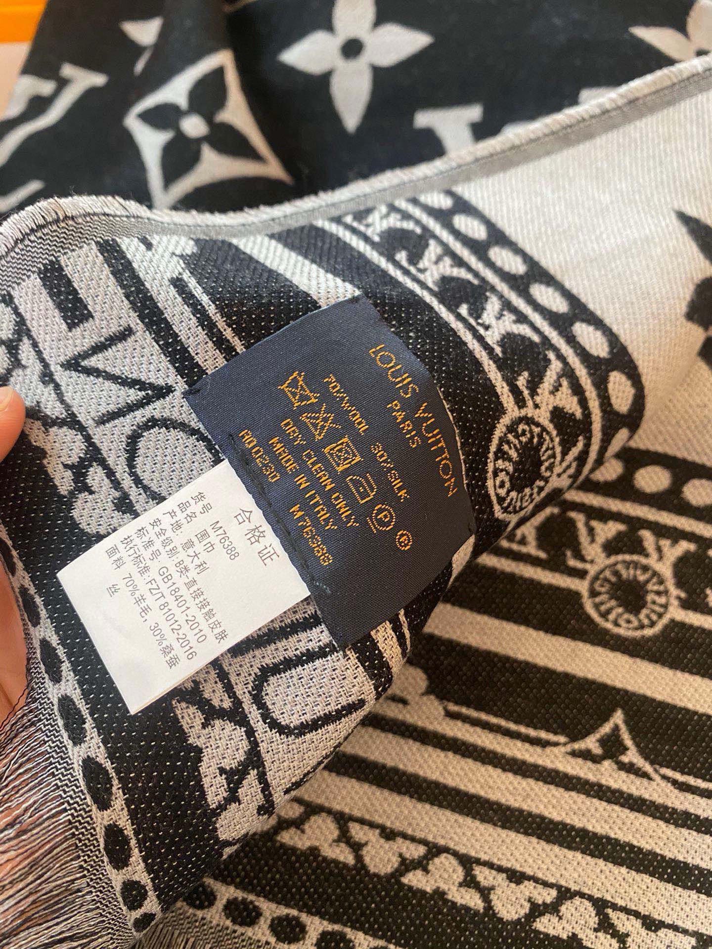 PAmazingram 长围巾为 Monogram 元素拼接援引路易威登硬箱设计的繁复饰边图案，经由提花