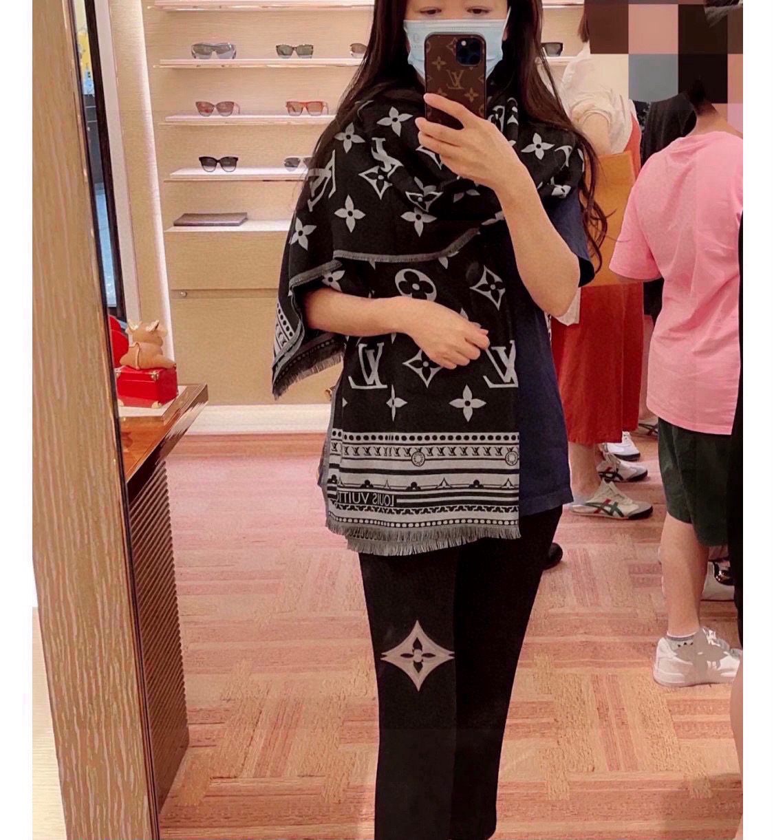 PAmazingram 长围巾为 Monogram 元素拼接援引路易威登硬箱设计的繁复饰边图案，经由提花