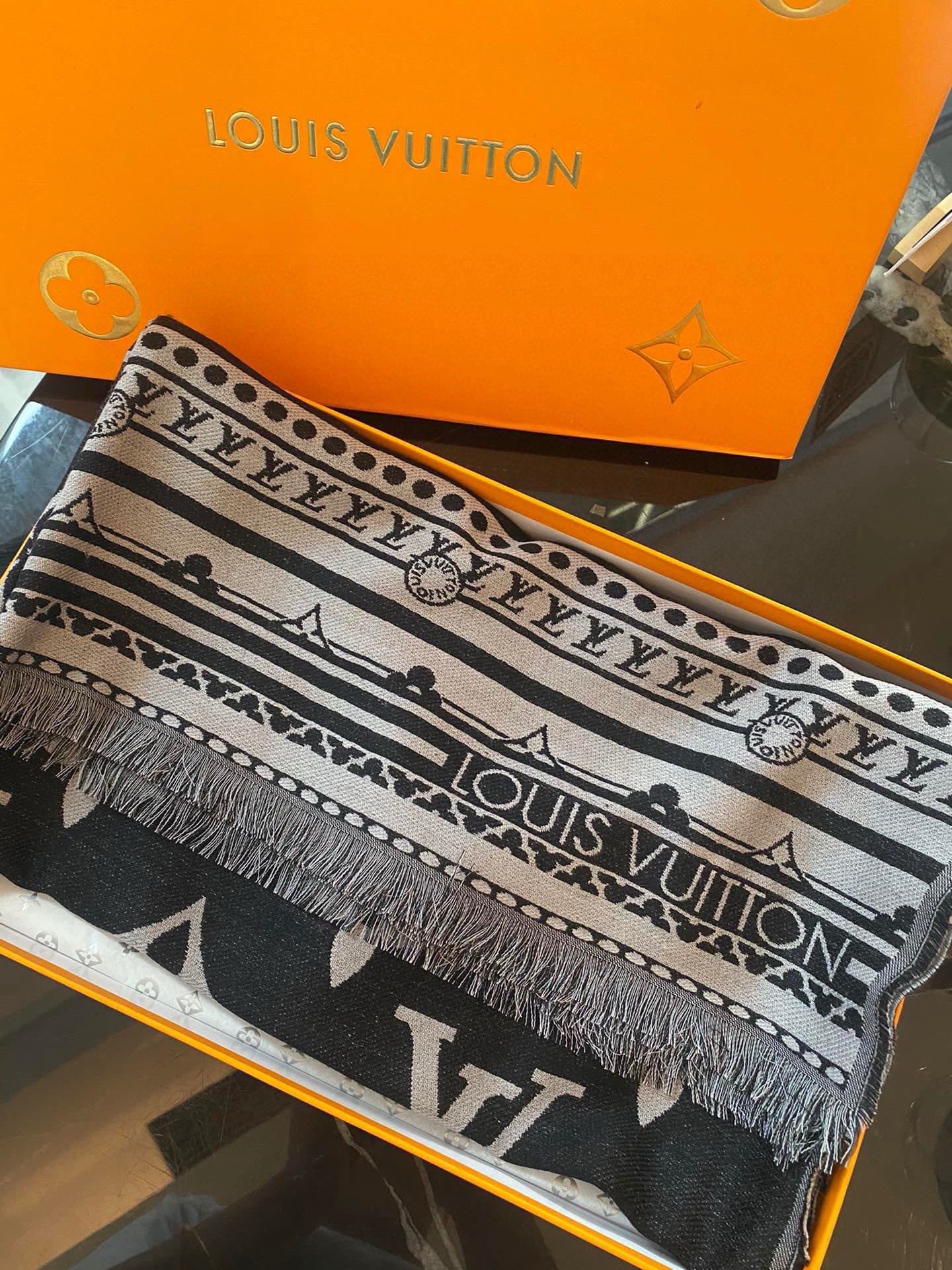 PAmazingram 长围巾为 Monogram 元素拼接援引路易威登硬箱设计的繁复饰边图案，经由提花