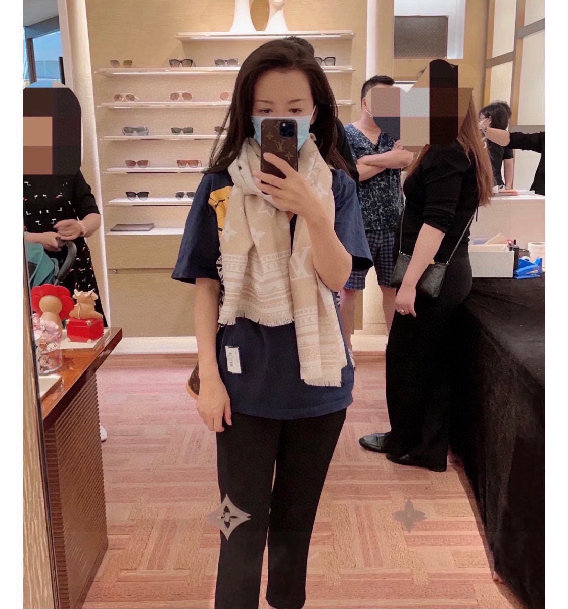 PAmazingram 长围巾为 Monogram 元素拼接援引路易威登硬箱设计的繁复饰边图案，经由提花