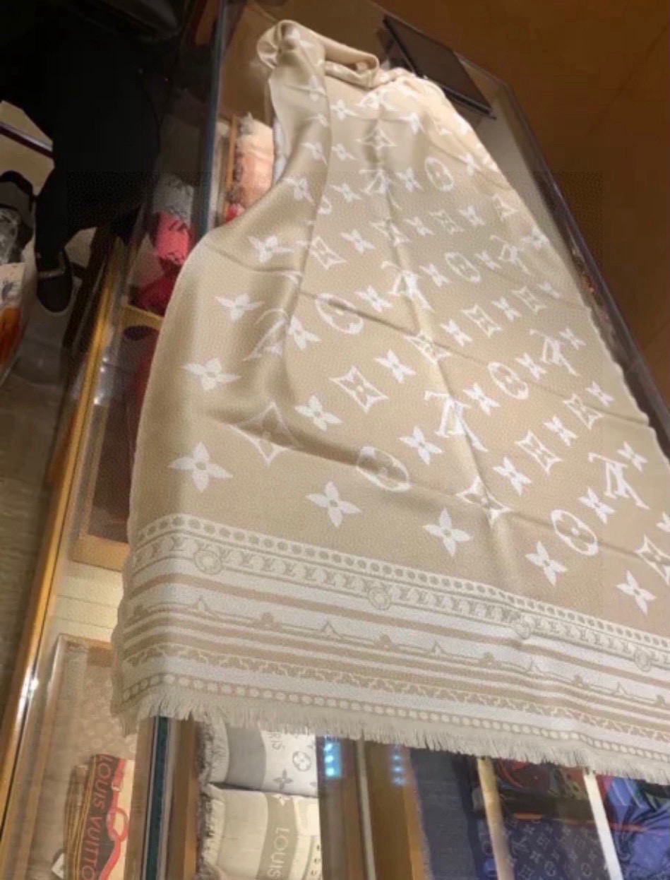PAmazingram 长围巾为 Monogram 元素拼接援引路易威登硬箱设计的繁复饰边图案，经由提花