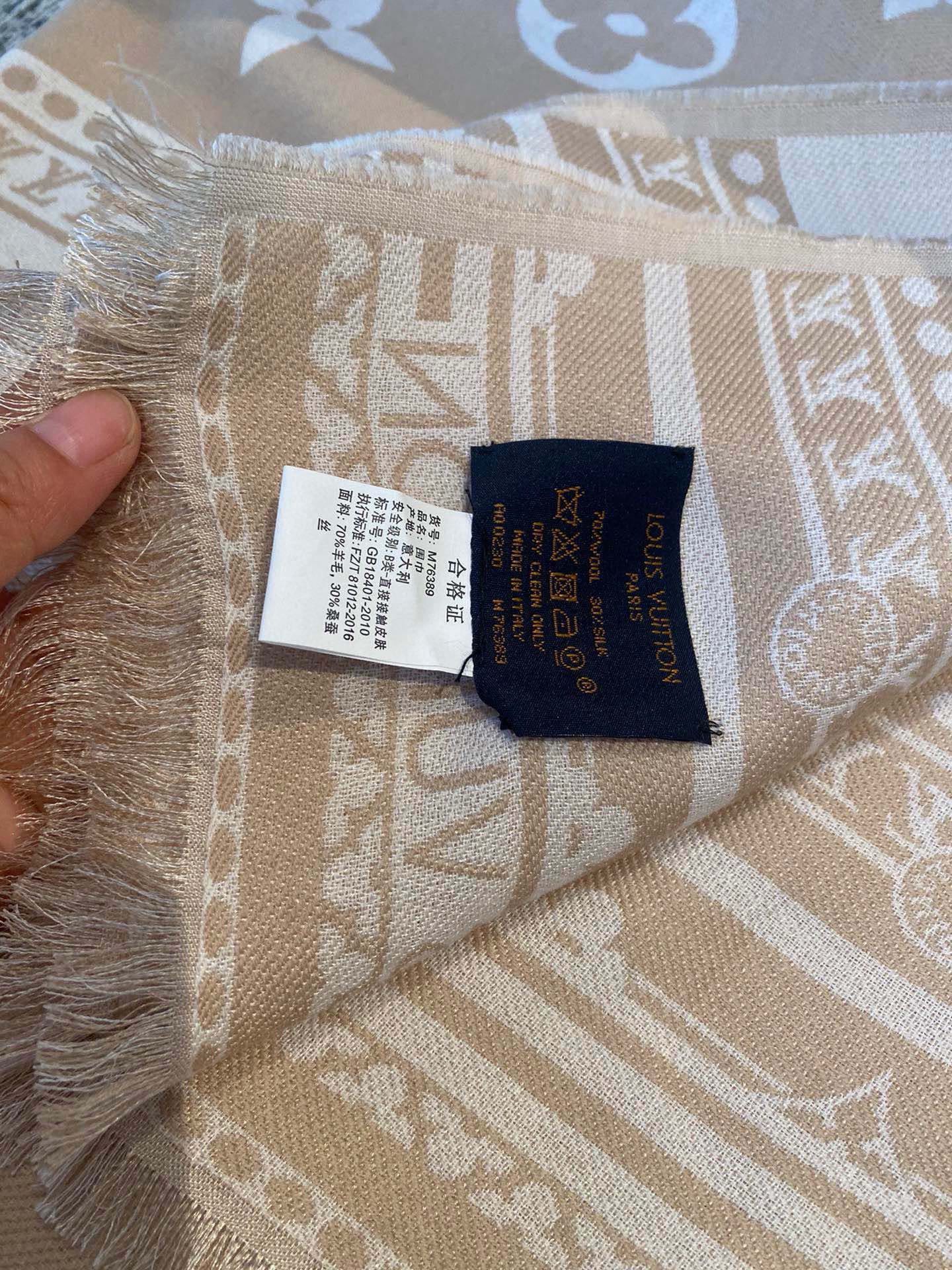 PAmazingram 长围巾为 Monogram 元素拼接援引路易威登硬箱设计的繁复饰边图案，经由提花