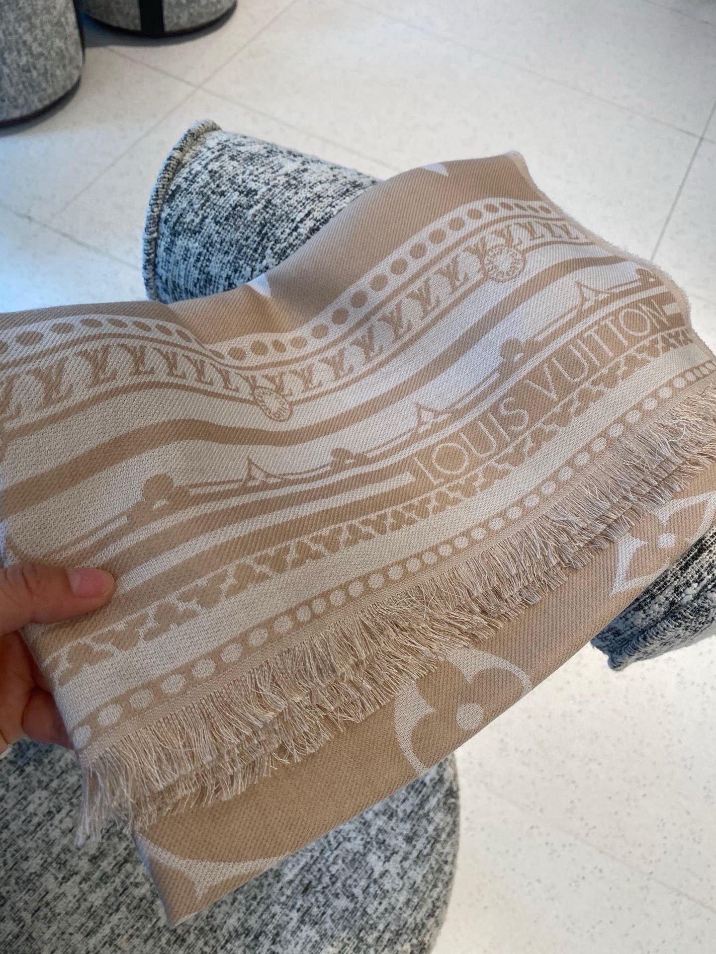 PAmazingram 长围巾为 Monogram 元素拼接援引路易威登硬箱设计的繁复饰边图案，经由提花