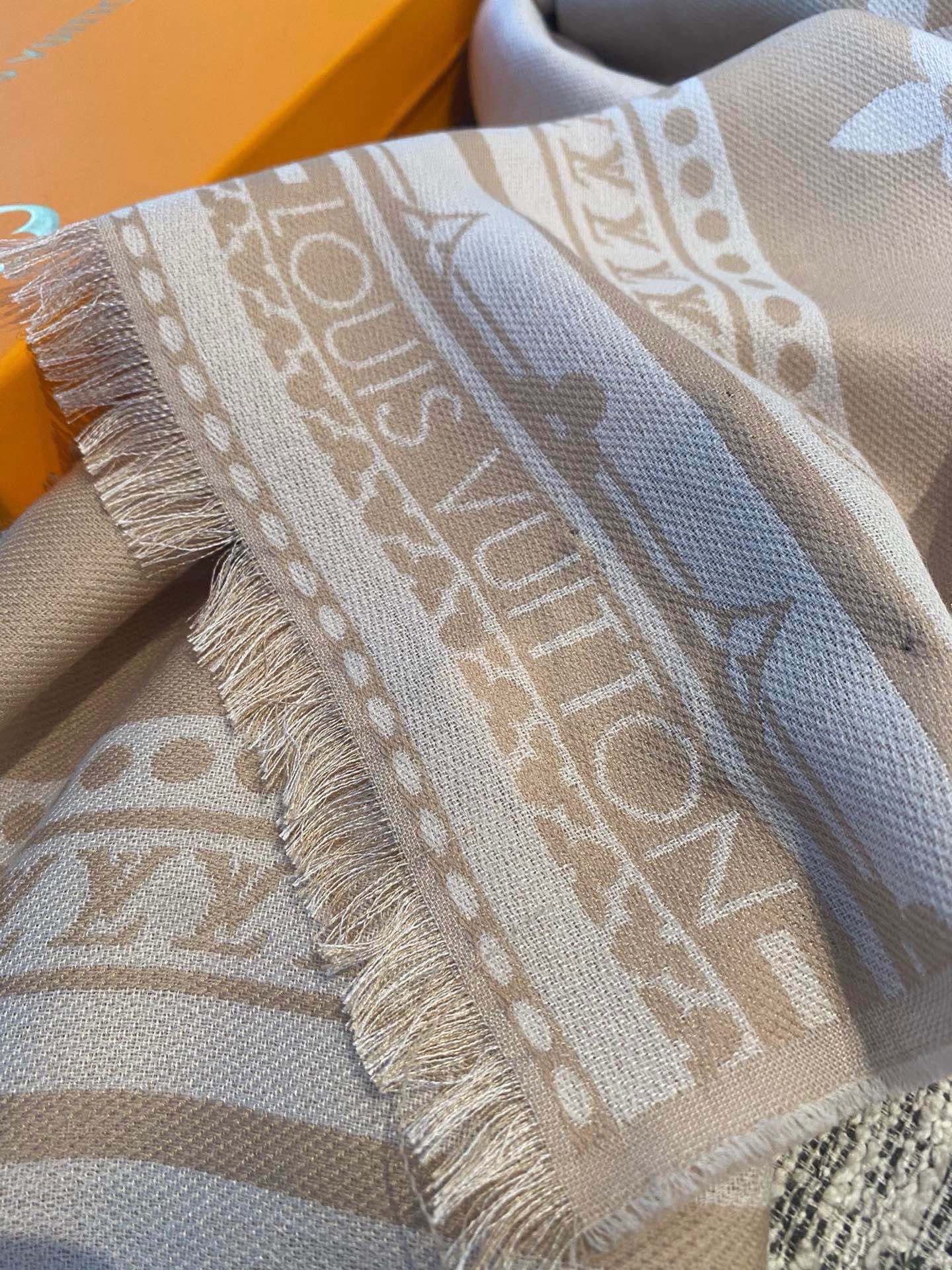 PAmazingram 长围巾为 Monogram 元素拼接援引路易威登硬箱设计的繁复饰边图案，经由提花