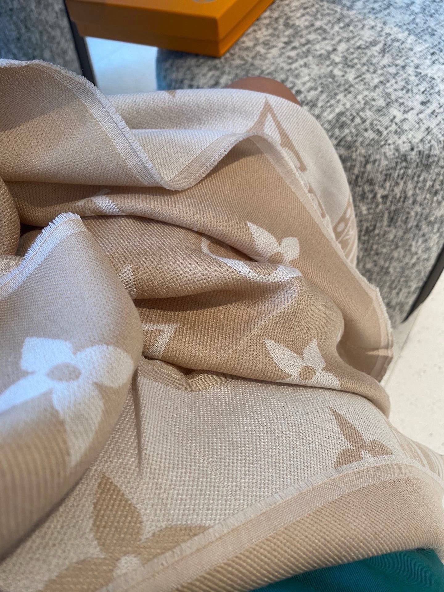 PAmazingram 长围巾为 Monogram 元素拼接援引路易威登硬箱设计的繁复饰边图案，经由提花