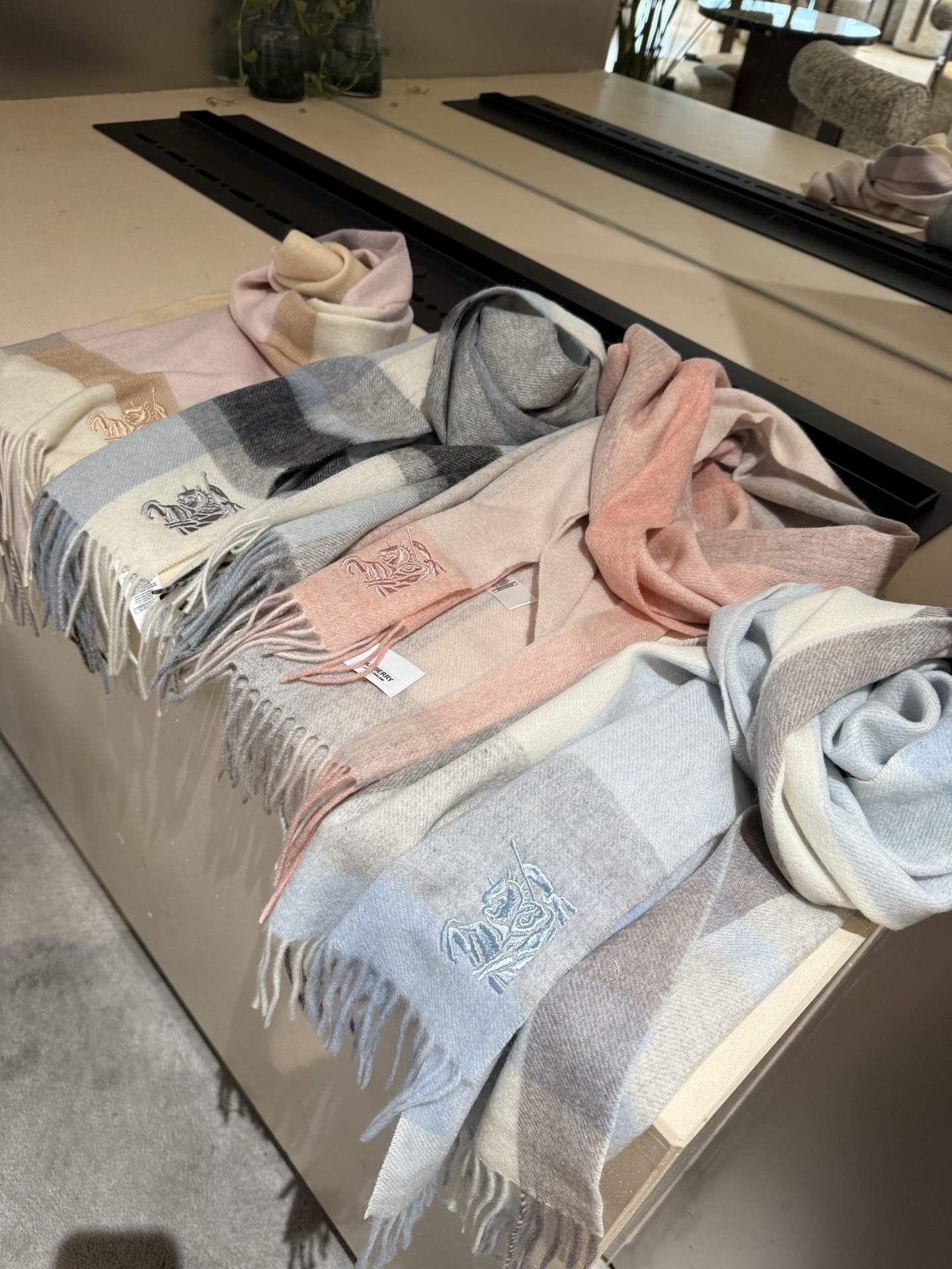 P巴宝莉【男女围巾】怒赞自留，难得的高端男款！家属福利！巴宝莉非常正的男士围巾~面料大爱，非常柔软细腻舒