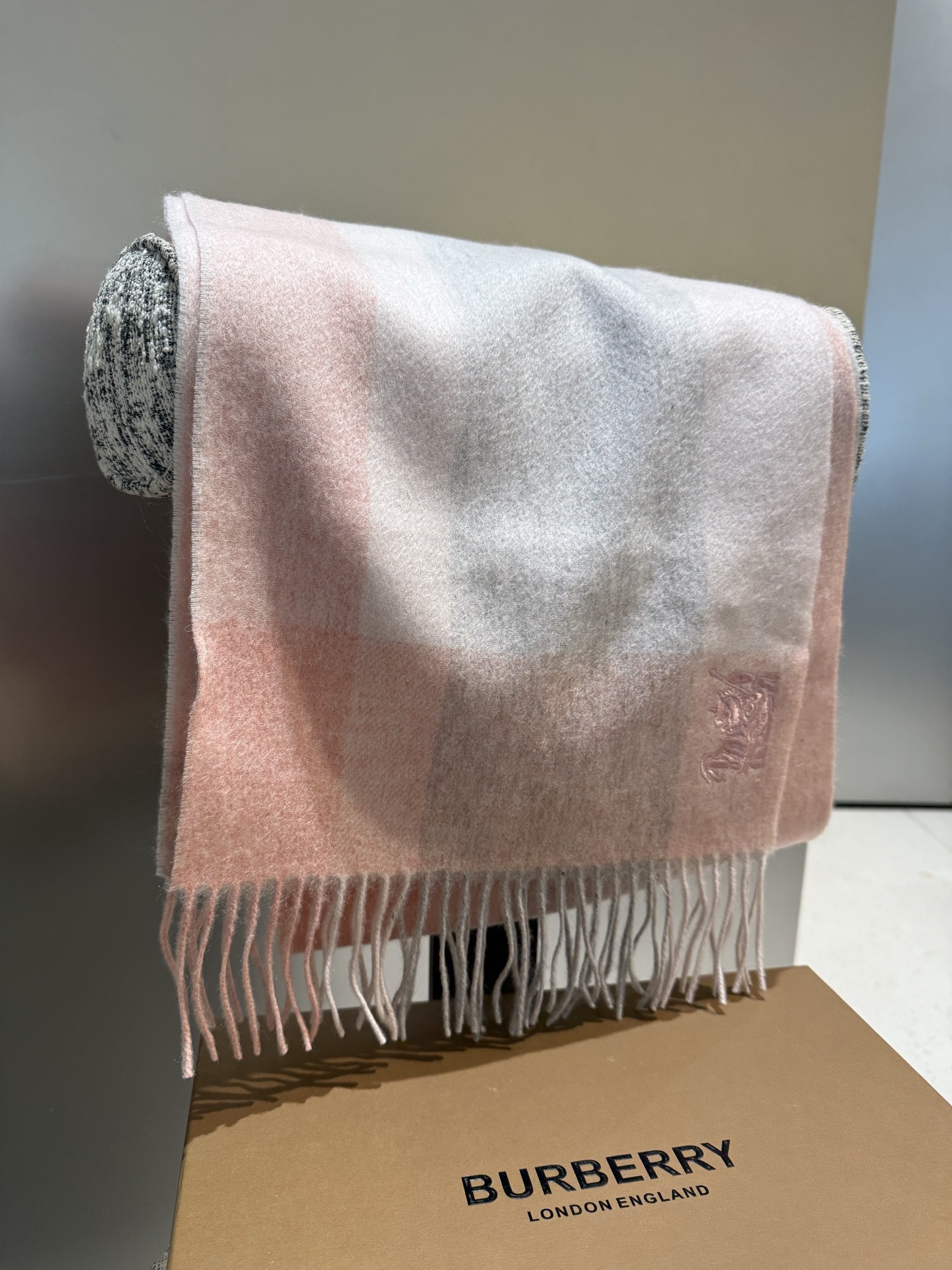 P巴宝莉【男女围巾】怒赞自留，难得的高端男款！家属福利！巴宝莉非常正的男士围巾~面料大爱，非常柔软细腻舒