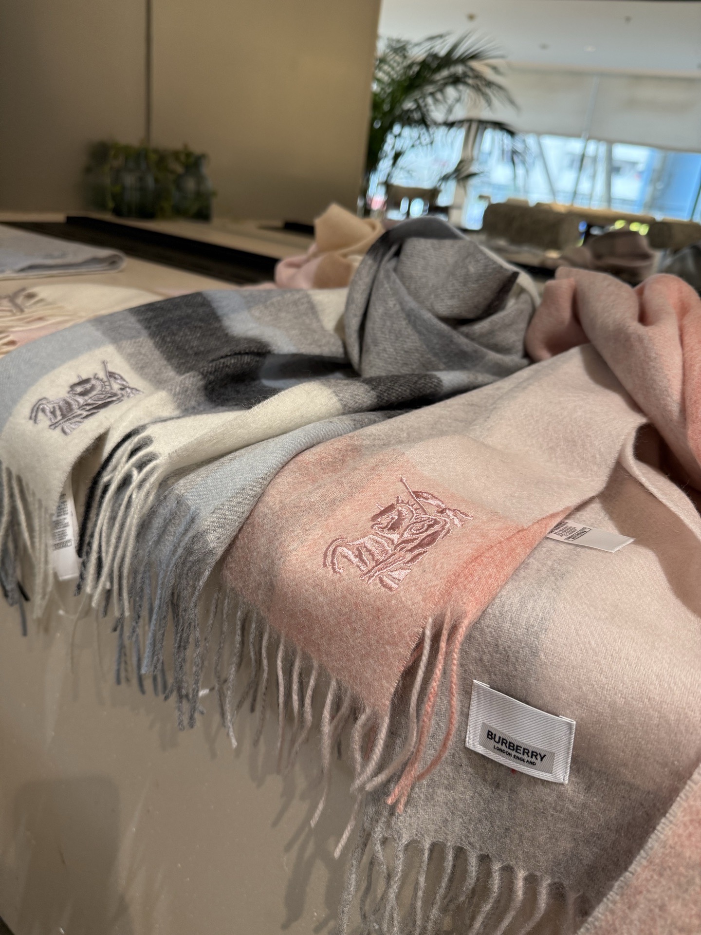 P巴宝莉【男女围巾】怒赞自留，难得的高端男款！家属福利！巴宝莉非常正的男士围巾~面料大爱，非常柔软细腻舒