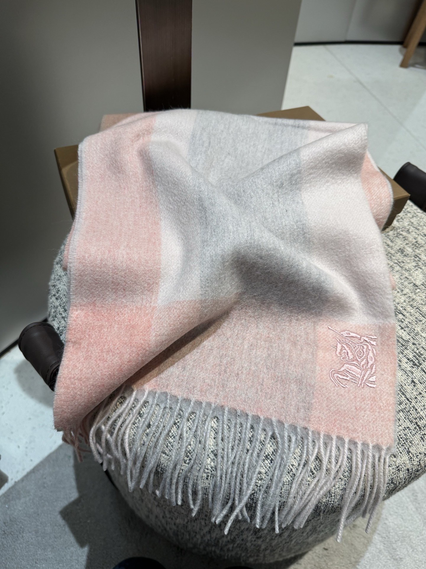 P巴宝莉【男女围巾】怒赞自留，难得的高端男款！家属福利！巴宝莉非常正的男士围巾~面料大爱，非常柔软细腻舒