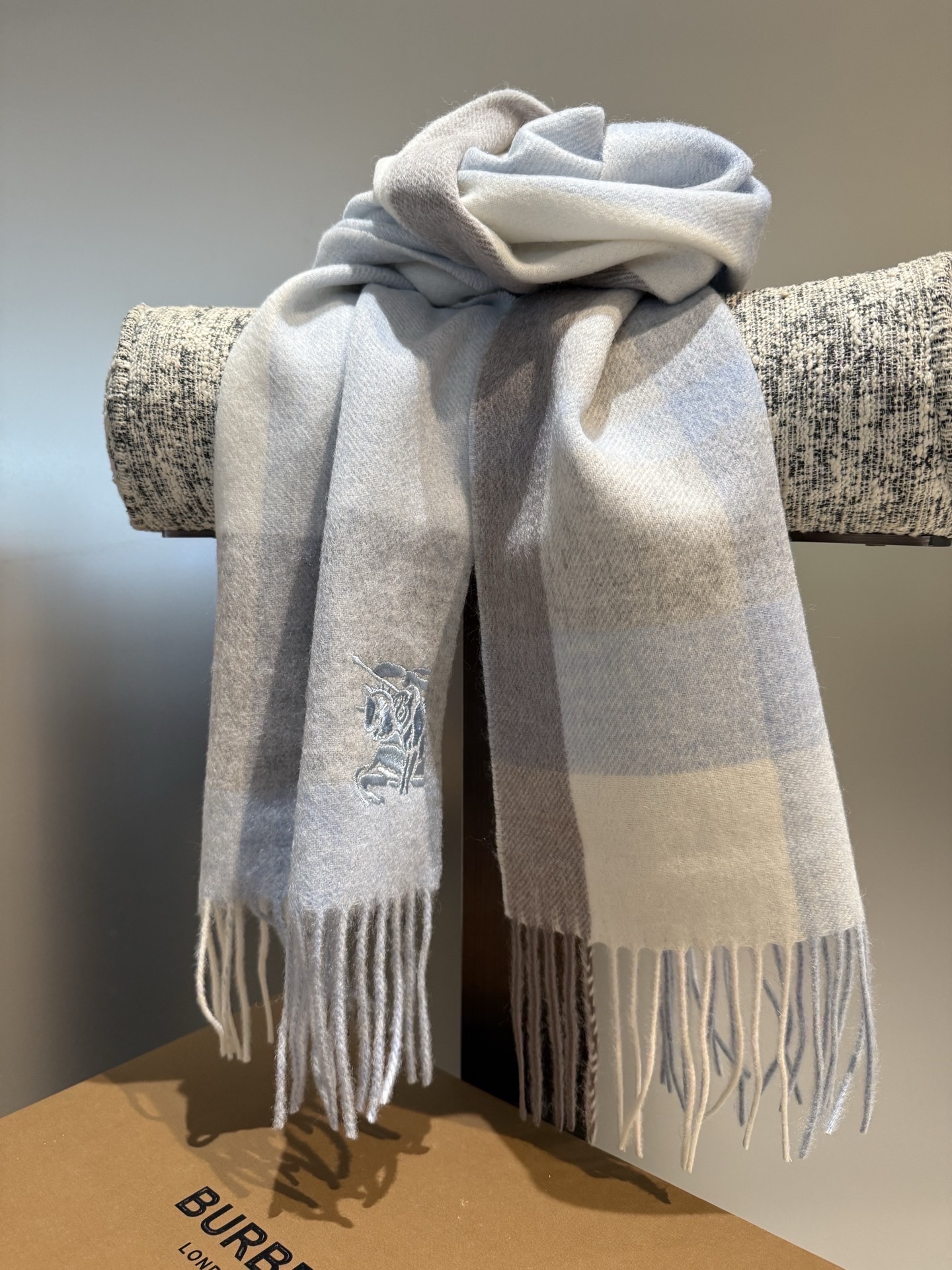 P巴宝莉【男女围巾】怒赞自留，难得的高端男款！家属福利！巴宝莉非常正的男士围巾~面料大爱，非常柔软细腻舒