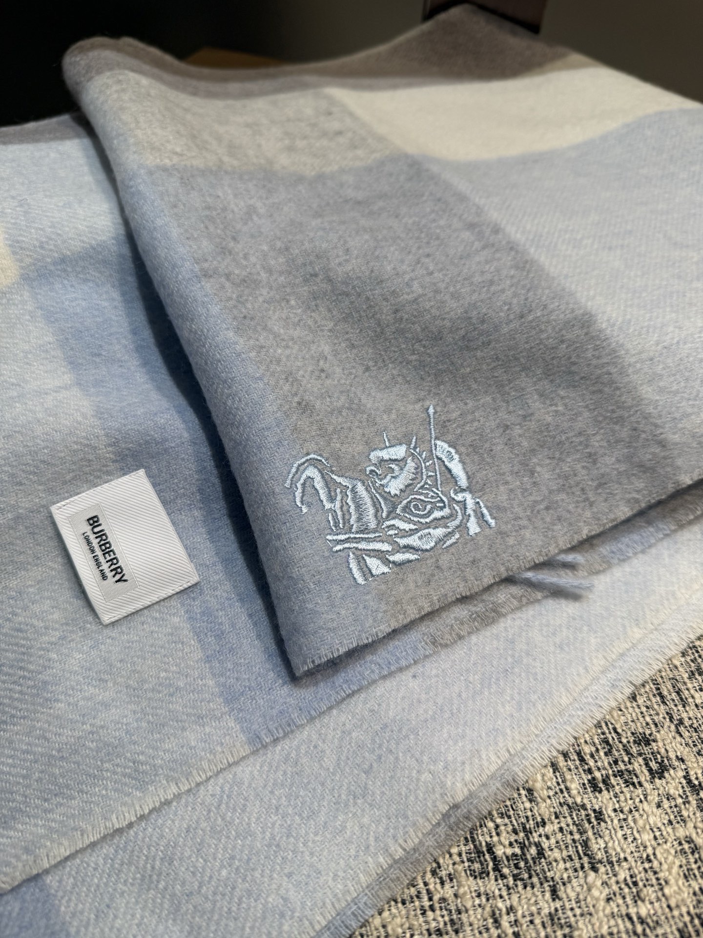 P巴宝莉【男女围巾】怒赞自留，难得的高端男款！家属福利！巴宝莉非常正的男士围巾~面料大爱，非常柔软细腻舒