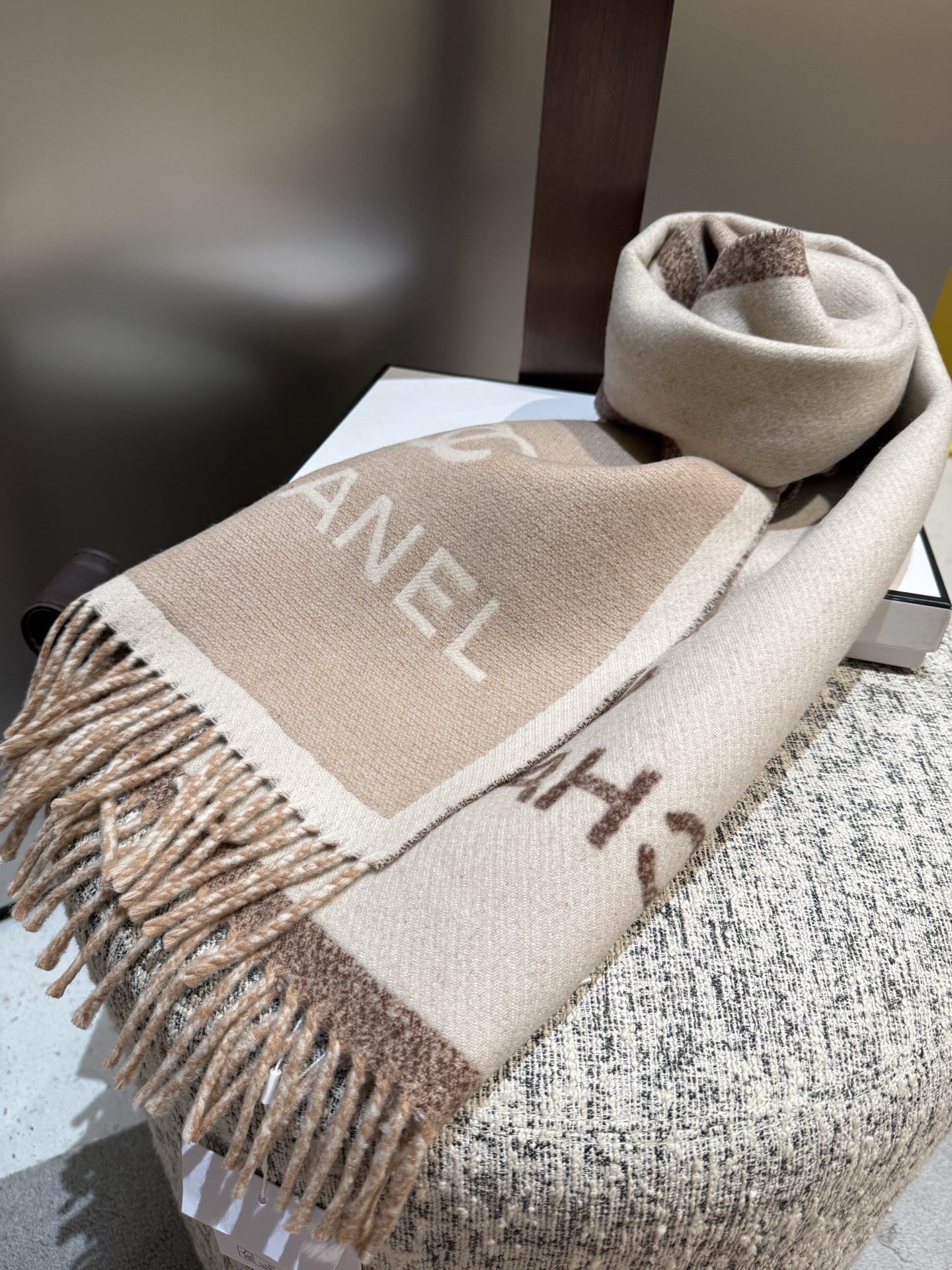 PC家。𝐂𝐇𝐀𝐍𝐄𝐋新《双面拼色提花》Size：184x34cm (不含流苏)目测是大爆款！双面异色提花