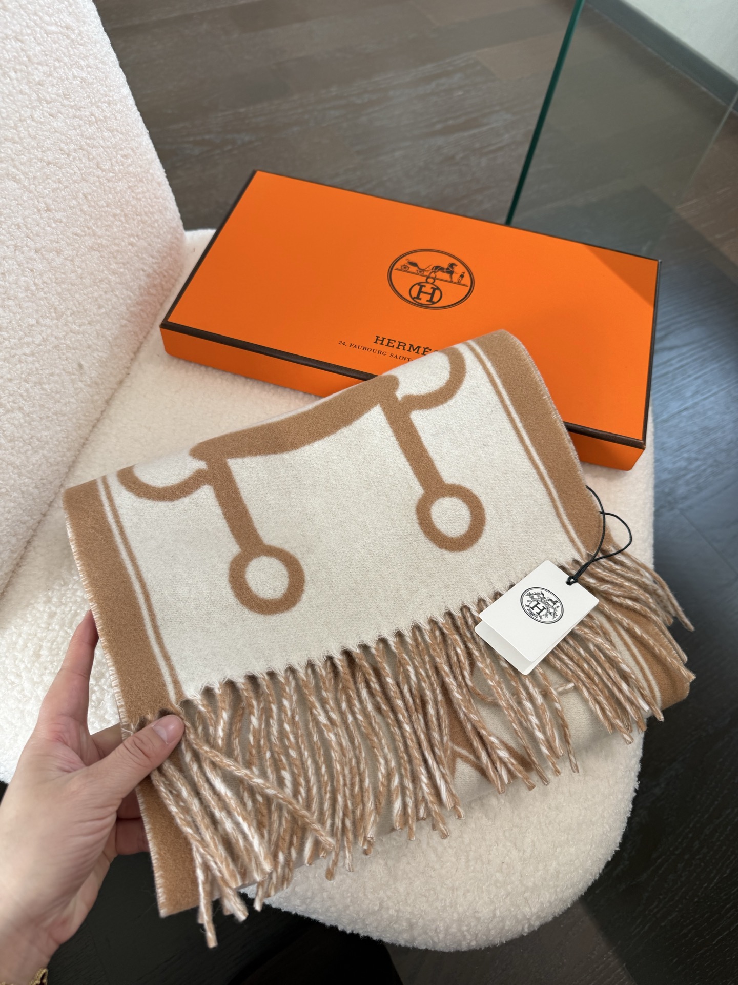 爱马仕钥匙男女款围巾且买且珍惜😍~都是出口订单所以比较难遇❤️东西讲究少而精😍好看的一定要收😎这款H家女士围巾，款式很有