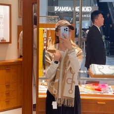 爱马仕钥匙男女款围巾且买且珍惜😍~都是出口订单所以比较难遇❤️东西讲究少而精😍好看的一定要收😎这款H家女士围巾,款式很有 爱马仕钥匙男女款围巾且买且珍惜😍~都是出口订单所以比较难遇❤️东西讲究少而精😍好看的一定要收😎这款H家女士围巾,款式很有