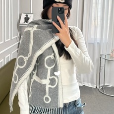 爱马仕钥匙男女款围巾且买且珍惜😍~都是出口订单所以比较难遇❤️东西讲究少而精😍好看的一定要收😎这款H家女士围巾,款式很有 爱马仕钥匙男女款围巾且买且珍惜😍~都是出口订单所以比较难遇❤️东西讲究少而精😍好看的一定要收😎这款H家女士围巾,款式很有
