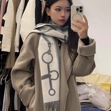 爱马仕钥匙男女款围巾且买且珍惜😍~都是出口订单所以比较难遇❤️东西讲究少而精😍好看的一定要收😎这款H家女士围巾,款式很有 爱马仕钥匙男女款围巾且买且珍惜😍~都是出口订单所以比较难遇❤️东西讲究少而精😍好看的一定要收😎这款H家女士围巾,款式很有