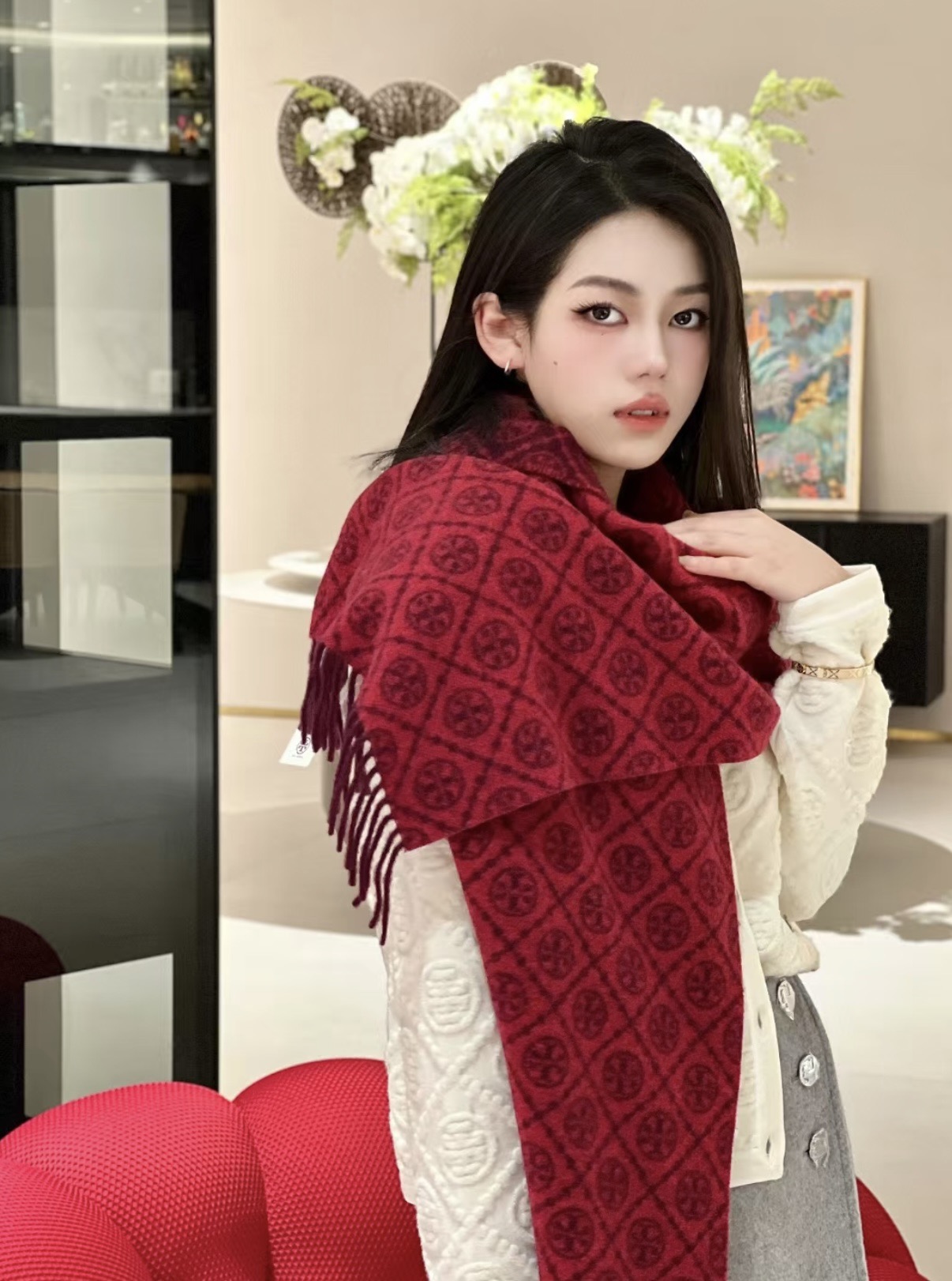 NO:727818,TORY BURCH T MONOGRAM jacquard large long scarf, a must-have fashion item for autumn and winter. Double-sided design, jacquard knitting, tassel decoration on both ends, soft and soft, can also be used as a shawl, many ways to wear it, one scarf can be used for many purposes, a fashion item for autumn and winter!  50 wool and 50 cotton cotton, blended knit, warm and comfortable, soft and skin-friendly. Two colors available, navy blue and classic brown. SIZE: 166*35cm Cashmere scarf is a must-have item for autumn and winter. It is warm and fashionable. It is perfect for your own use or as a gift!  high version scarf,high version scarf,burberry,shawls19860909TORY BURCH T MONOGRAM提花大号长围巾,秋冬必备时尚单品 双面设计,提花针织,两端流苏装饰,软绵绵的,还可以做披肩,超多种戴法,一巾多用,秋冬时尚单品！ 50羊毛50棉cotton,混纺针织,保暖又舒适,柔软度与亲肤效果兼具. 两色可选海军蓝经典棕 SIZE:166*35cm 羊绒围巾是秋冬的必备单品,保暖又时尚.自己用或者送人都非常合适！高版本围巾,高版本围巾,burberry,shawls,scarf