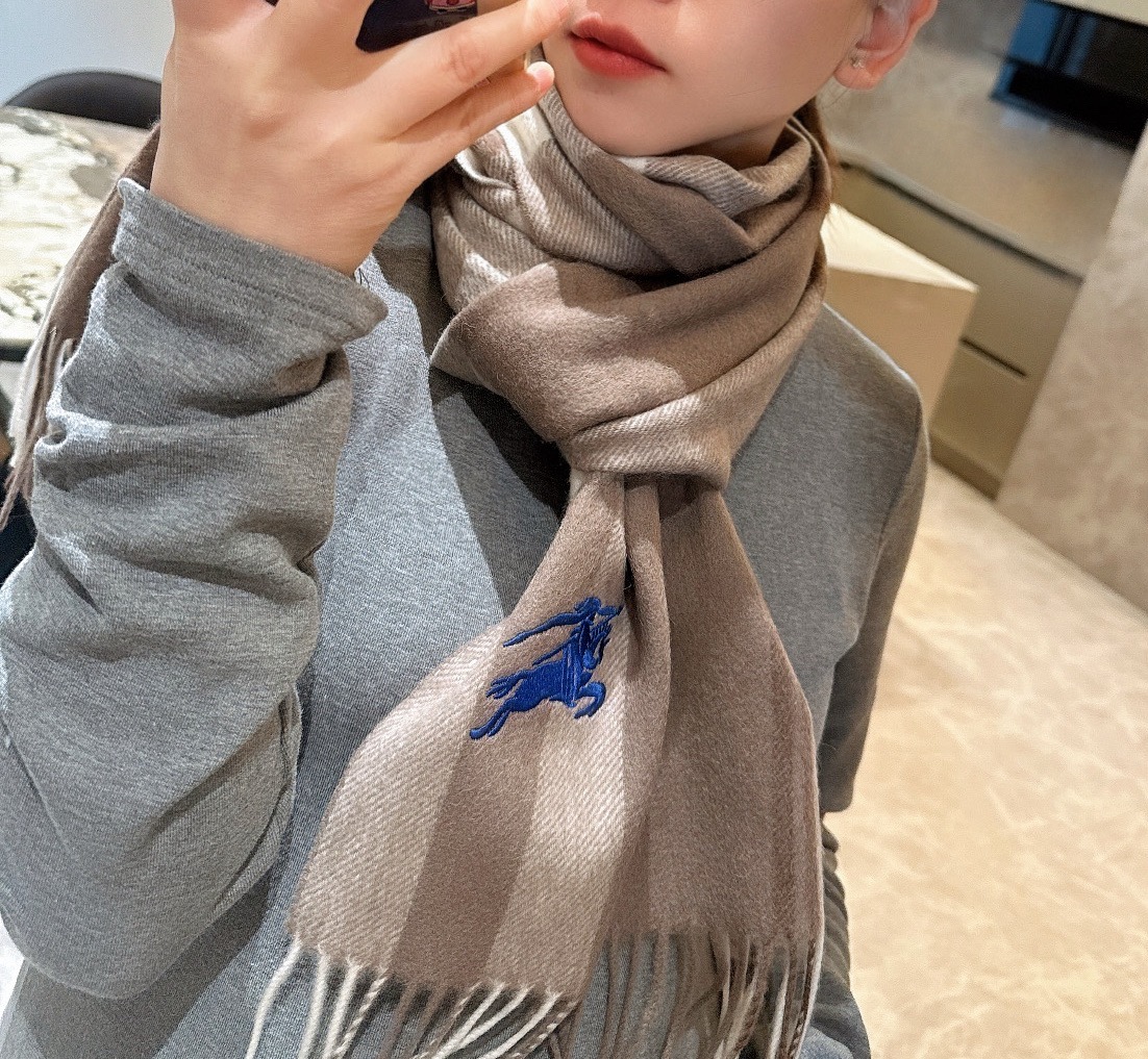 NO:727827,Burberry [Men's and women's scarf] is a rare high-end men's style!  Family benefits!  Burberry's very authentic men's scarf ~ I love the fabric, it is very soft, delicate and comfortable, with slight water ripples!  The atmosphere is simple and the color is super good-looking. It is a style that any boy will like. The small logo is very exquisite and the texture is not ostentatious. The bulk goods have been shipped a few months ago. The last order is a little bit for everyone. The size is 30*180 (the total length including the tassel is 180cm). It is suitable for formal wear or casual wear. It can be folded in half or hung in a circle. It is a gentleman's style and has a warm demeanor!  high version scarf,high version scarf,burberry19860909巴宝莉【男女围巾】怒赞自留,难得的高端男款！家属福利！巴宝莉非常正的男士围巾~面料大爱,非常柔软细腻舒服,轻度水波纹！大气简约,超级好看的男神配色,任何男生都会喜欢的款吧,小小Logo非常精致的点缀,有质感不张扬~大货几个月前已装船发走~尾单余一丢丢福利大家~规格30*180（含穗子总长180cm）,搭配正装或者搭配休闲装都很合适~对折挂围或者绕圈围都完全可以,绅士有型~有温度的风度！高版本围巾,高版本围巾,burberry,scarf