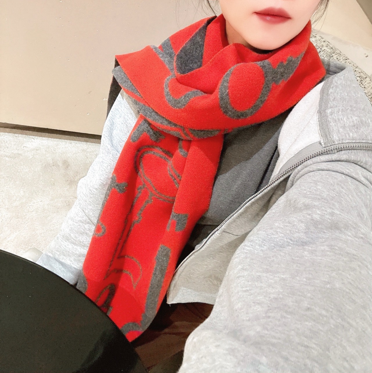 NO:727628,Buy Hermès key scarves for men and women and cherish them~ They are all export orders, so it is rare to find something that is small but refined and beautiful. You must buy this H family women's scarf. The style is very feminine and it is a very Classic design for men and women. The classic large-area fabric is made of cashmere supplied by customers. It is very fine and soft, very beautiful. The upper body effect is unbeatable and beautiful.  Attractive and simple, super nice color, any boy or girl will like the bar jacquard key pattern, very exquisite embellishment, texture and unobtrusive~~ It is suitable for formal wear or casual wear~ It can be folded in half or hung in a circle, it is stylish for a gentleman~ It has warm demeanor. Material cashmere, size 32x, high version scarf, high version scarf, hermes19860909爱马仕钥匙男女款围巾且买且珍惜~都是出口订单所以比较难遇东西讲究少而精好看的一定要收这款H家女士围巾,款式很有女性魅力是男女款里非常Classical的设计,经典大方面料采用的是客供的羊绒细腻柔软度都非常的好,非常漂亮.上身效果无敌好看大气简约,超级好看的配色,任何男生女生都会喜欢的款吧提花钥匙图案非常精致的点缀有质感不张扬~~搭配正装或者搭配休闲装都很合适~对折挂围或者绕圈围都完全可以,绅士有型~有温度的风度.材质羊绒,尺寸32x,高版本围巾,高版本围巾,hermes,scarf