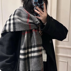 最新版专柜 (对版新标蓝线)王牌口碑burberry经典羊绒格子围巾‼️专柜最新品相,目前专柜都换上了新标👍经典中的经典 最新版专柜 (对版新标蓝线)王牌口碑burberry经典羊绒格子围巾‼️专柜最新品相,目前专柜都换上了新标👍经典中的经典