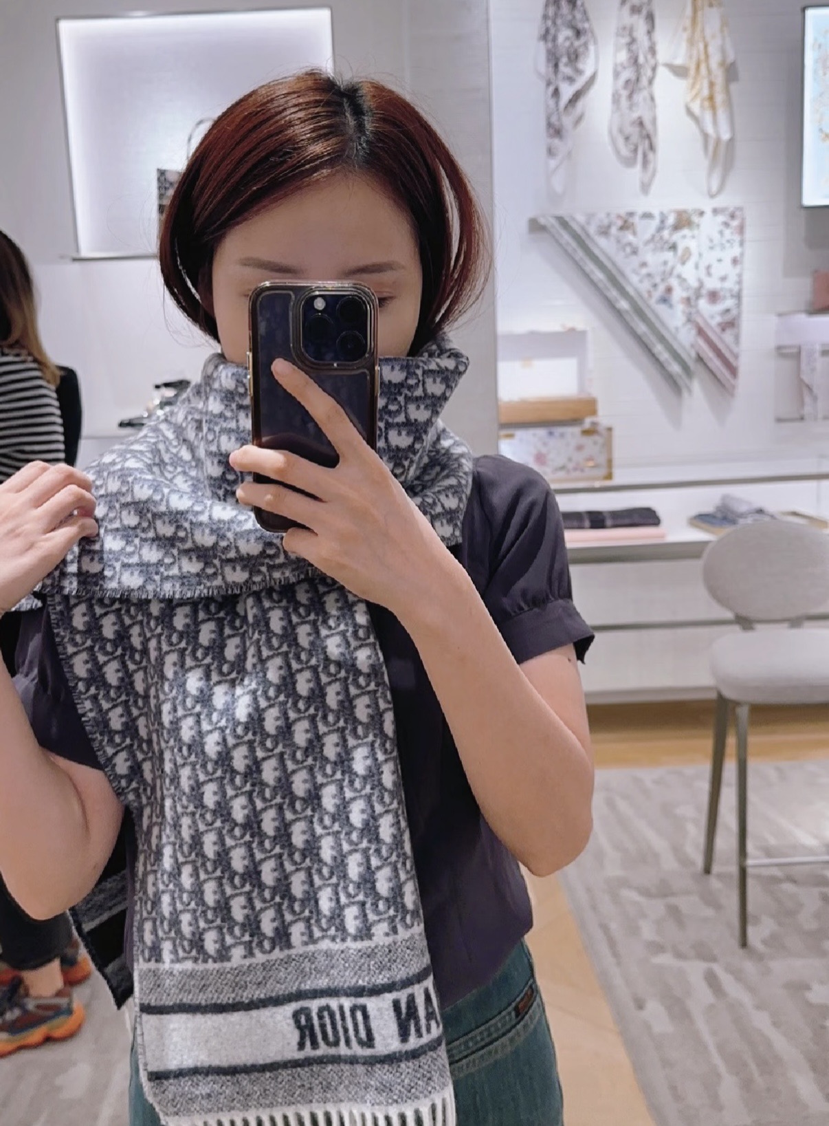 NO:727671,The latest bestseller from Dior · This Oblique print scarf reinterprets Dior's iconic logo with a modern spirit. Crafted from navy cashmere, it is reversible, with one side solid and the other embellished with Dior's signature Oblique print. The long design features contrasting tonal 'CHRISTIAN DIOR' signature jacquard strips and fringed trim, and can be worn around the neck or draped over the shoulders. Gray Oblique print Reversible, gray and Oblique  Printed 'CHRISTIAN DIOR' signature strip pattern Tassel decoration Cashmere Made in Italy high version scarf, high version scarf, dior19860909畅销款Dior最新款 · 这款 Oblique 印花围巾重新诠释 Dior 经典标识,彰显现代精神.采用海军蓝色山羊绒精心制作,双面设计,一面采用纯色,另一面饰以 Dior 经典的 Oblique 印花.长款设计,饰以对比鲜明的同色调“CHRISTIAN DIOR”标志提花条形图案和流苏饰边,可围在颈部或披在肩部. 灰色 Oblique 印花 双面设计,灰色和 Oblique 印花 “CHRISTIAN DIOR”标志条形图案 流苏装饰 山羊绒 意大利制造高版本围巾,高版本围巾,dior,scarf