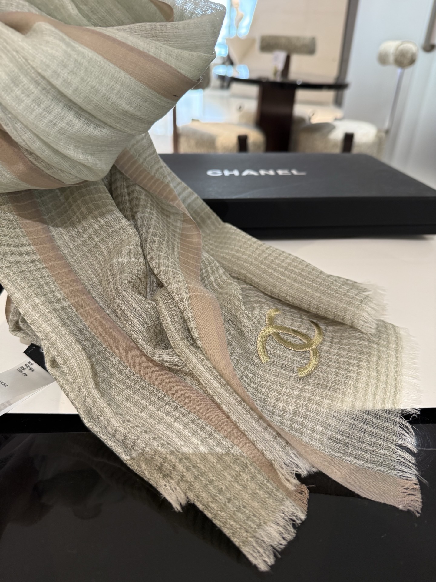 🆕 🆕 P这款当之无愧的新款爆款，香奈儿额配色打造极致奢华的大牌风，纯色配以两大创造师的经典logo，低调中彰显着奢华，