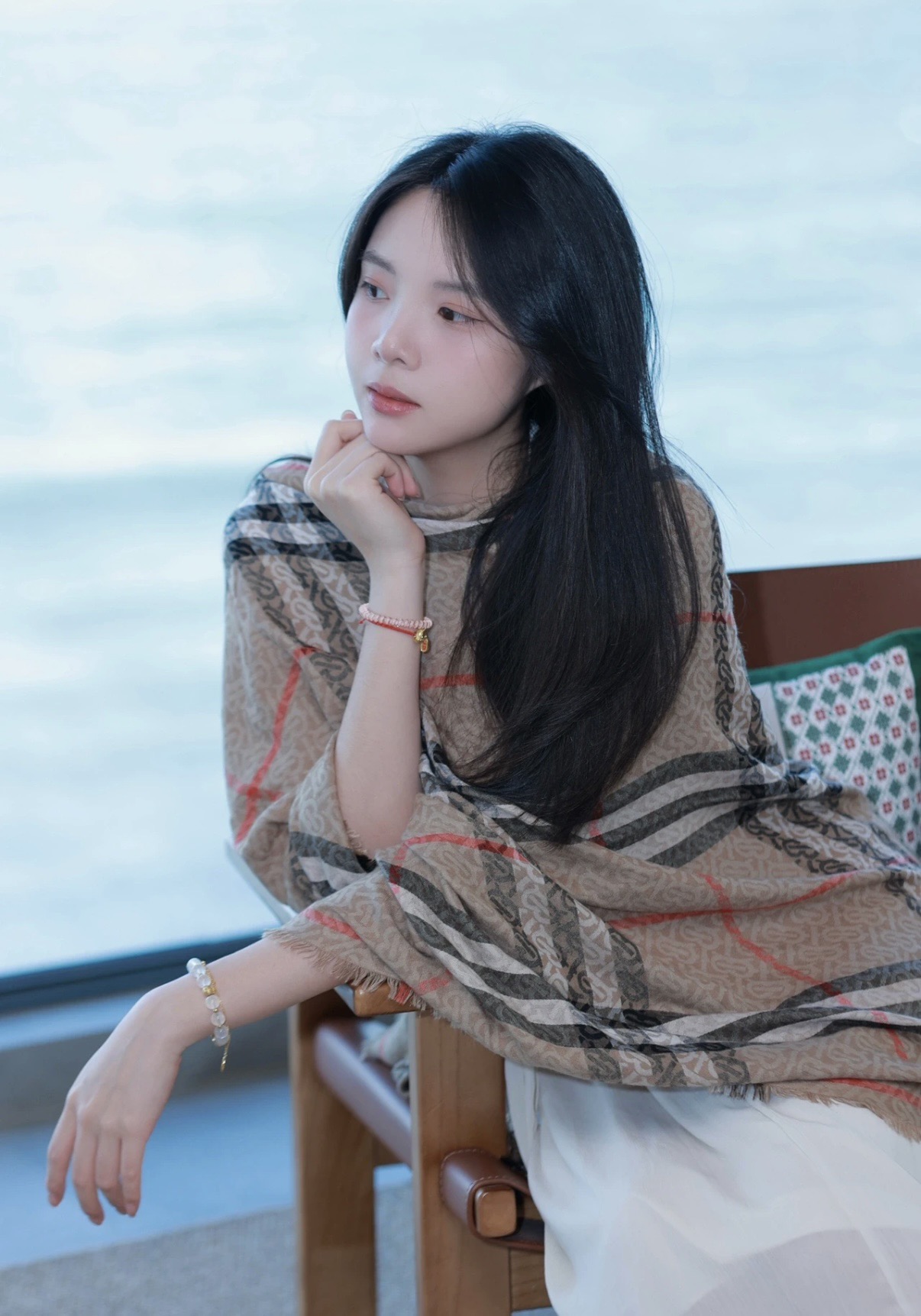 NO:727819,The latest version of B Home, the last order is here!  !  There are only a few dozen of the two colors combined!  !  Purchasing quality!  !  The silk wool fabric is amazing, the metal wire inlaid with fine gauze is very tight, shiny and soft!  !  Size: 70*220cm. High version scarf, high version scarf19860909最新版B家,尾单来了！！ 两色加起只有几十条！！代购品质！！ 丝毛的面料很厉害,很紧致的镶嵌细纱的金属丝,闪而柔软！！ 尺寸:70*220cm.高版本围巾,高版本围巾,scarf