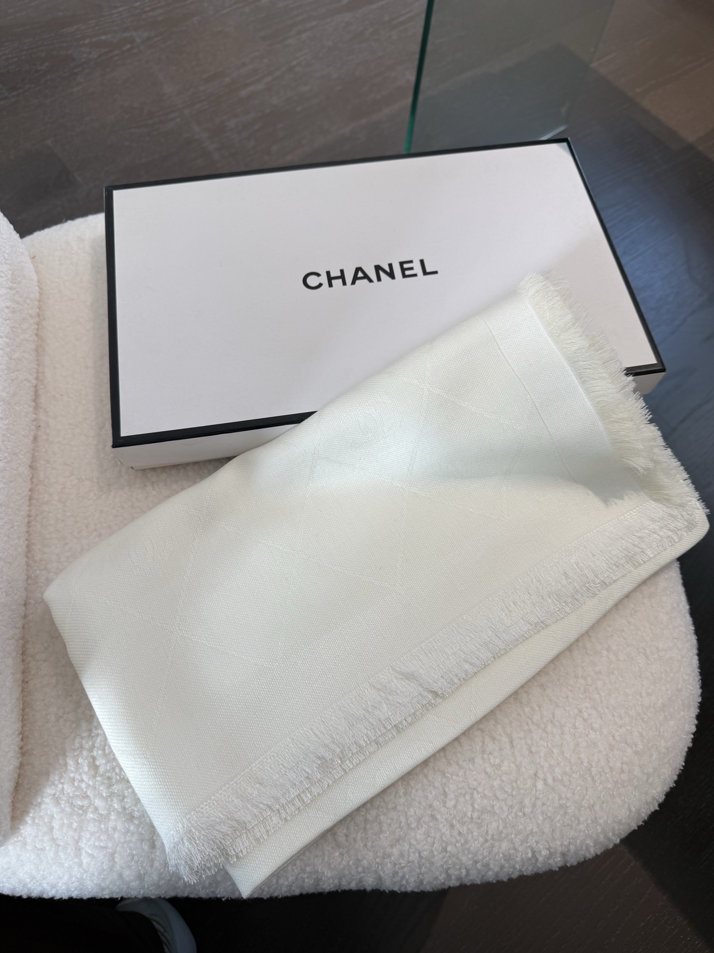 P黑灰色 2025最爆火的chanel 菱格披肩，双面设计体验不同风格穿搭，永远不会过时的经典，根本抢不到！ 经典菱格的