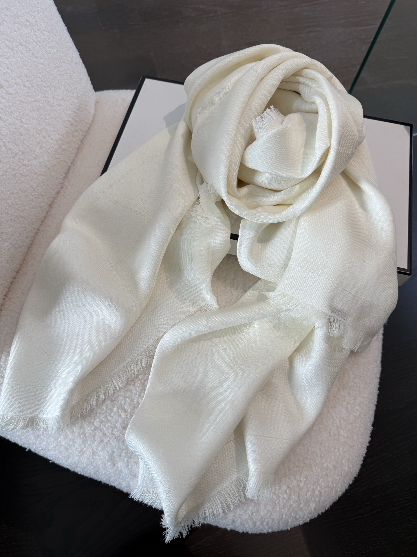 P黑灰色 2025最爆火的chanel 菱格披肩，双面设计体验不同风格穿搭，永远不会过时的经典，根本抢不到！ 经典菱格的